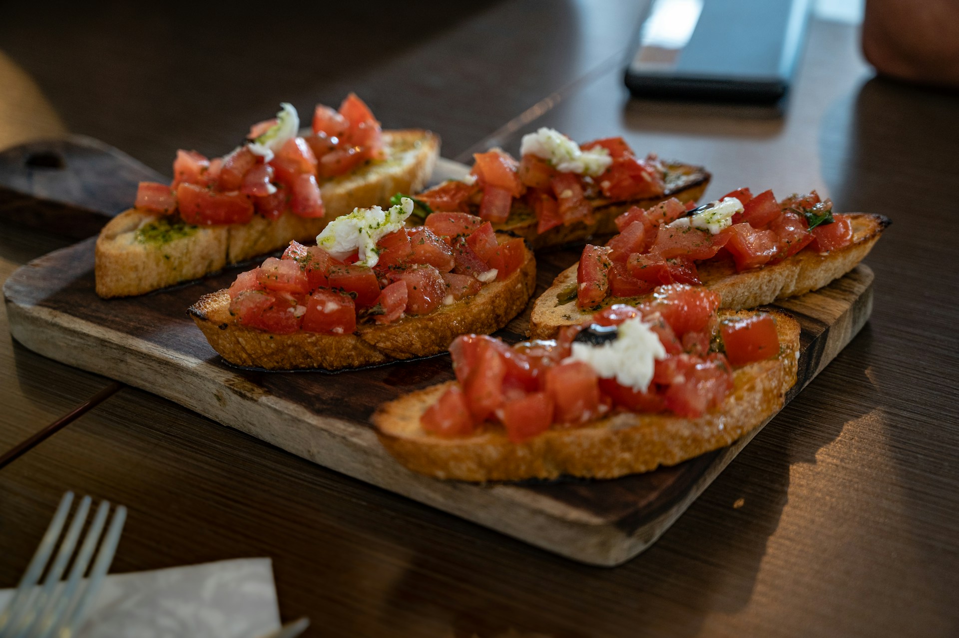 Bruschetta en una mesa | Fuente: Unsplash