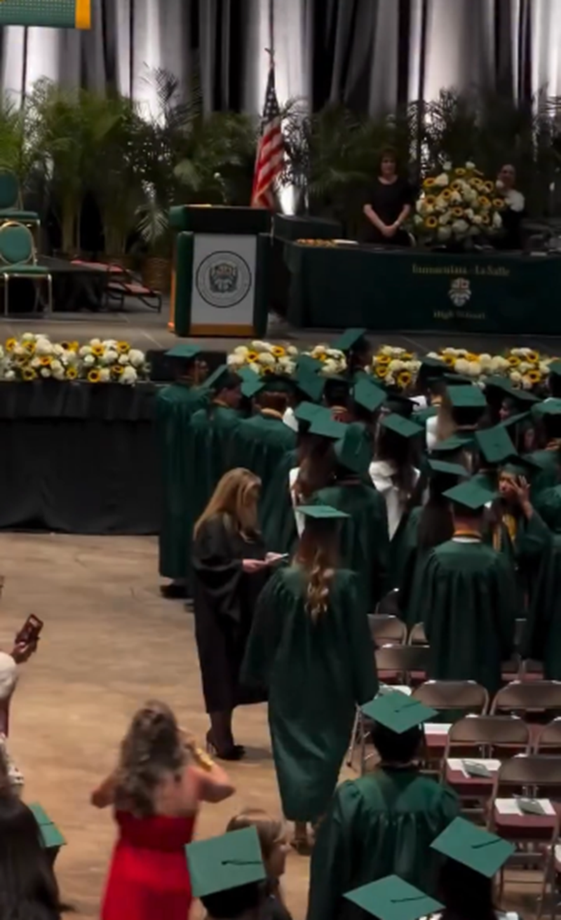 Oriana Lander caminando por el pasillo del recinto donde se celebró su graduación | Fuente: Instagram/gabyespino