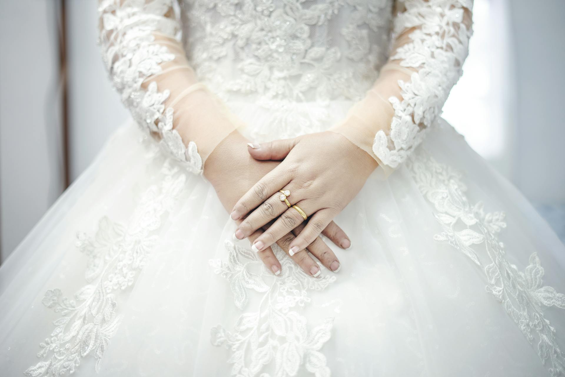 Una mujer con un vestido blanco | Fuente: Pexels