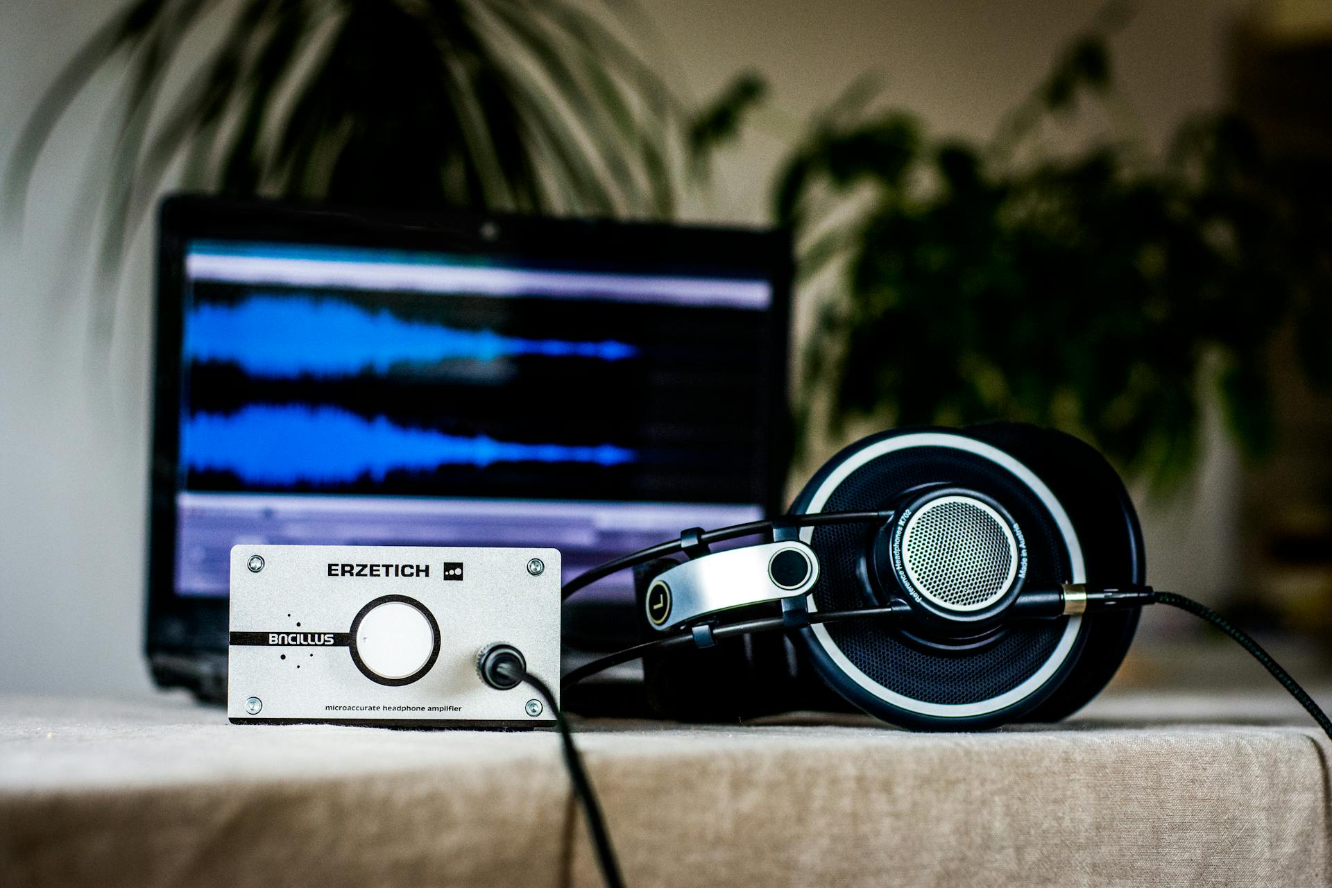 Auriculares negros sobre una mesa | Fuente: Pexels