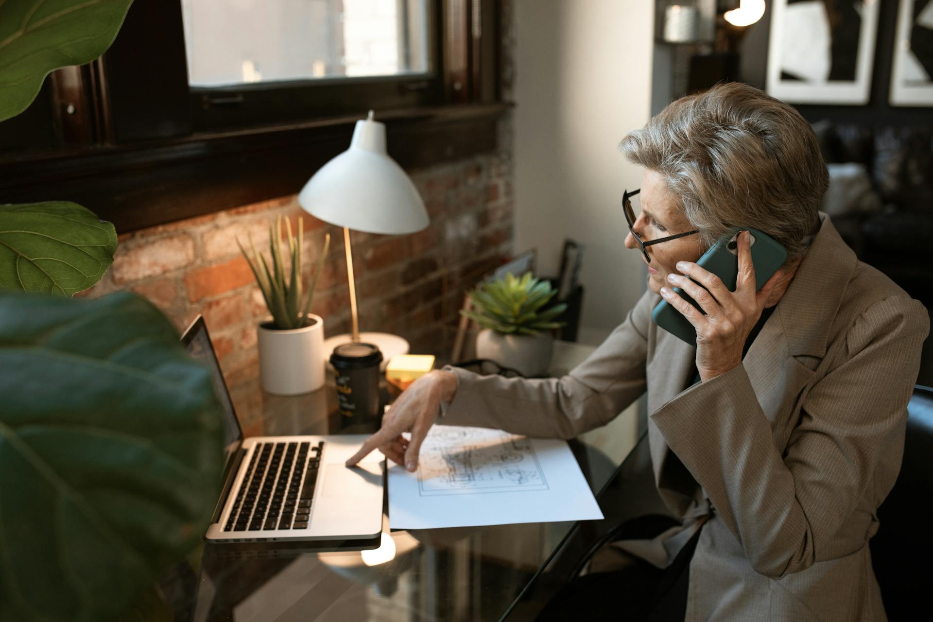 Una mujer en una llamada | Fuente: Pexels