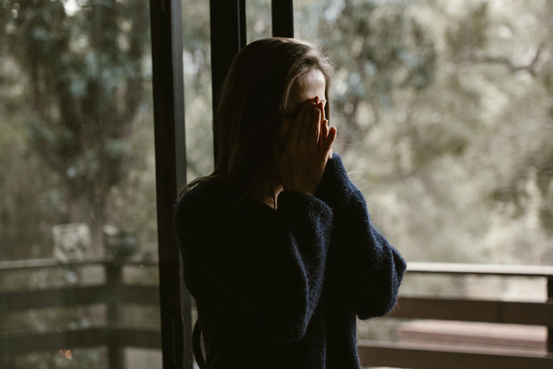 Una mujer cubriéndose la cara con las manos | Fuente: Pexels