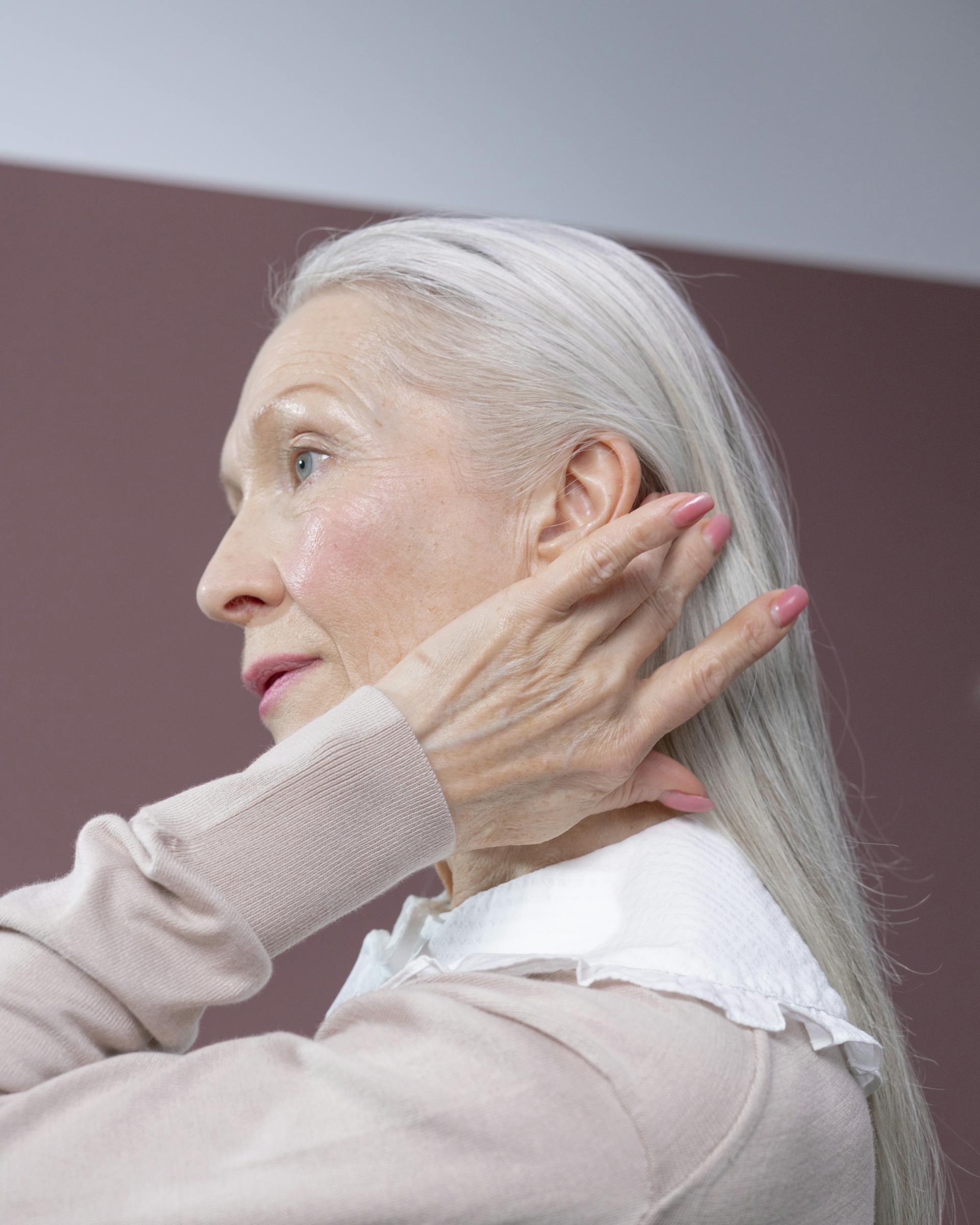 Una anciana tocándose el pelo | Fuente: Pexels