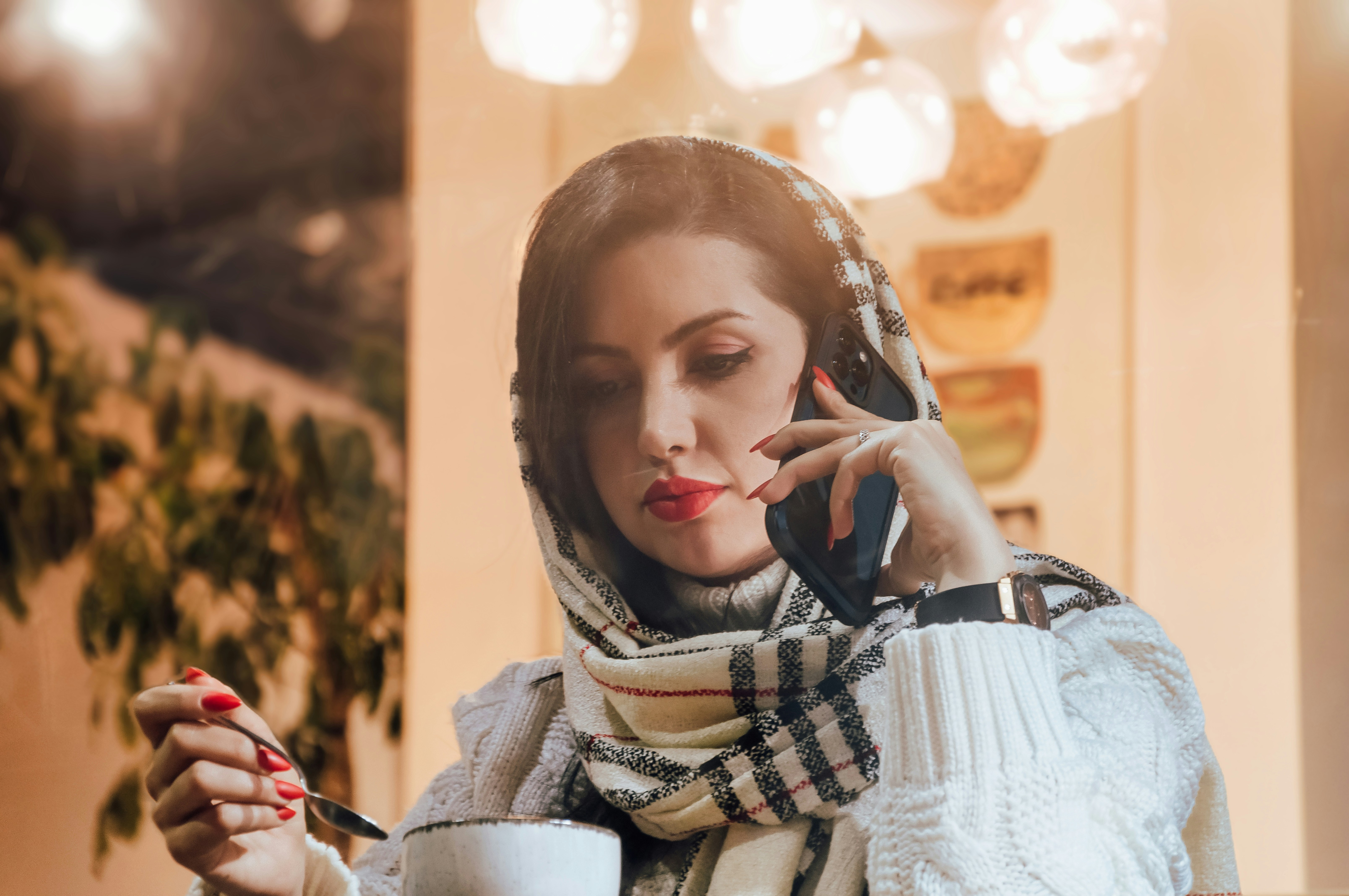 Una mujer usando su teléfono | Fuente: Unsplash