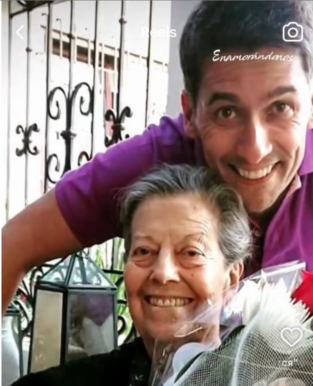 Rafael Araneda y su mamá. | Fuente: Instagram/unimas