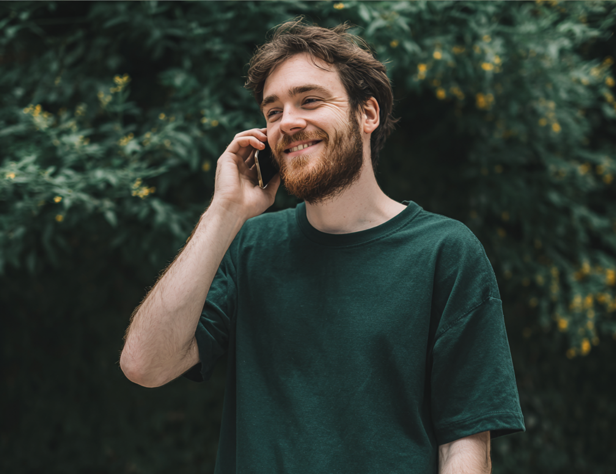Un hombre sonriente hablando por teléfono | Fuente: Midjourney