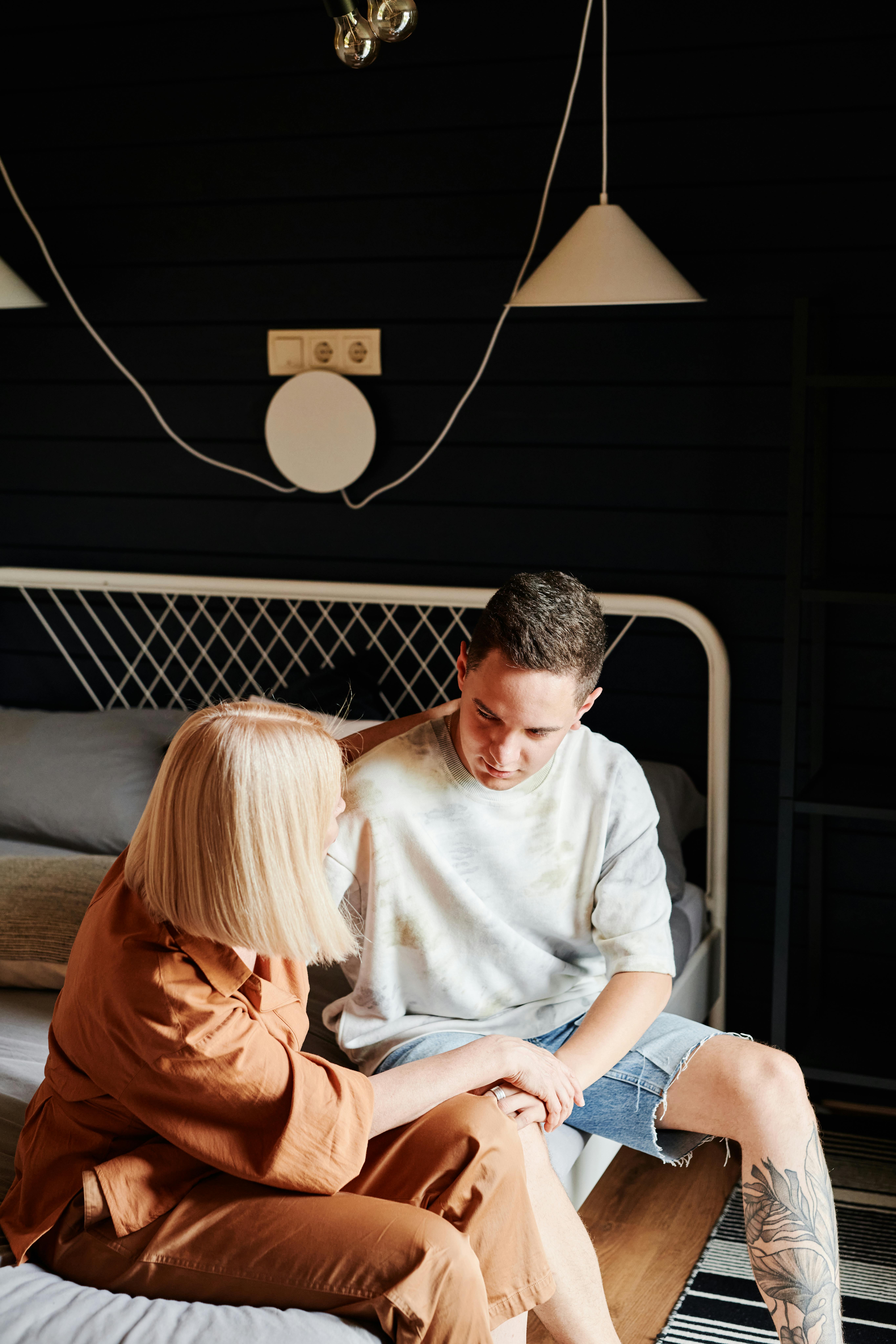 Una madre y su hijo hablando | Fuente: Pexels
