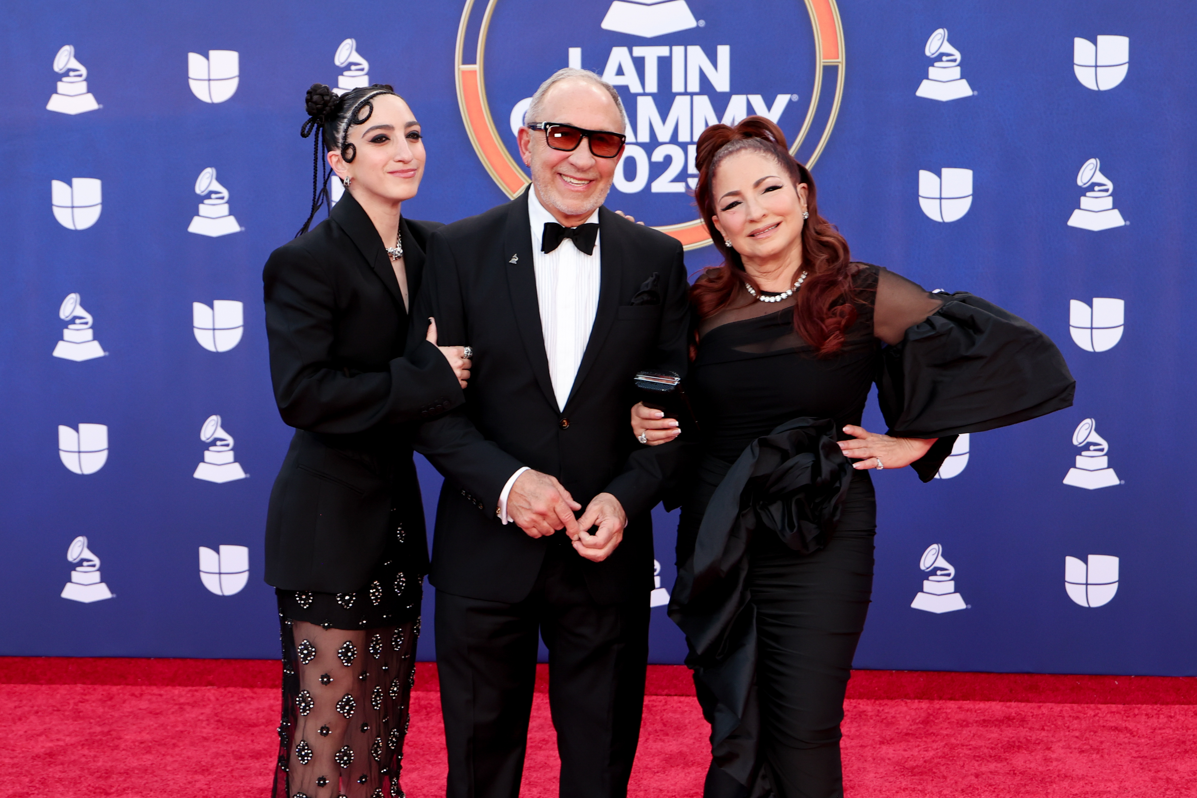Emily Estefan, Emilio Estefan y Gloria Estefan en la 26.ª edición de los Premios Latin GRAMMY, celebrada en el MGM Grand Garden Arena el 13 de noviembre de 2025 en Las Vegas, Nevada. | Fuente: Getty Images