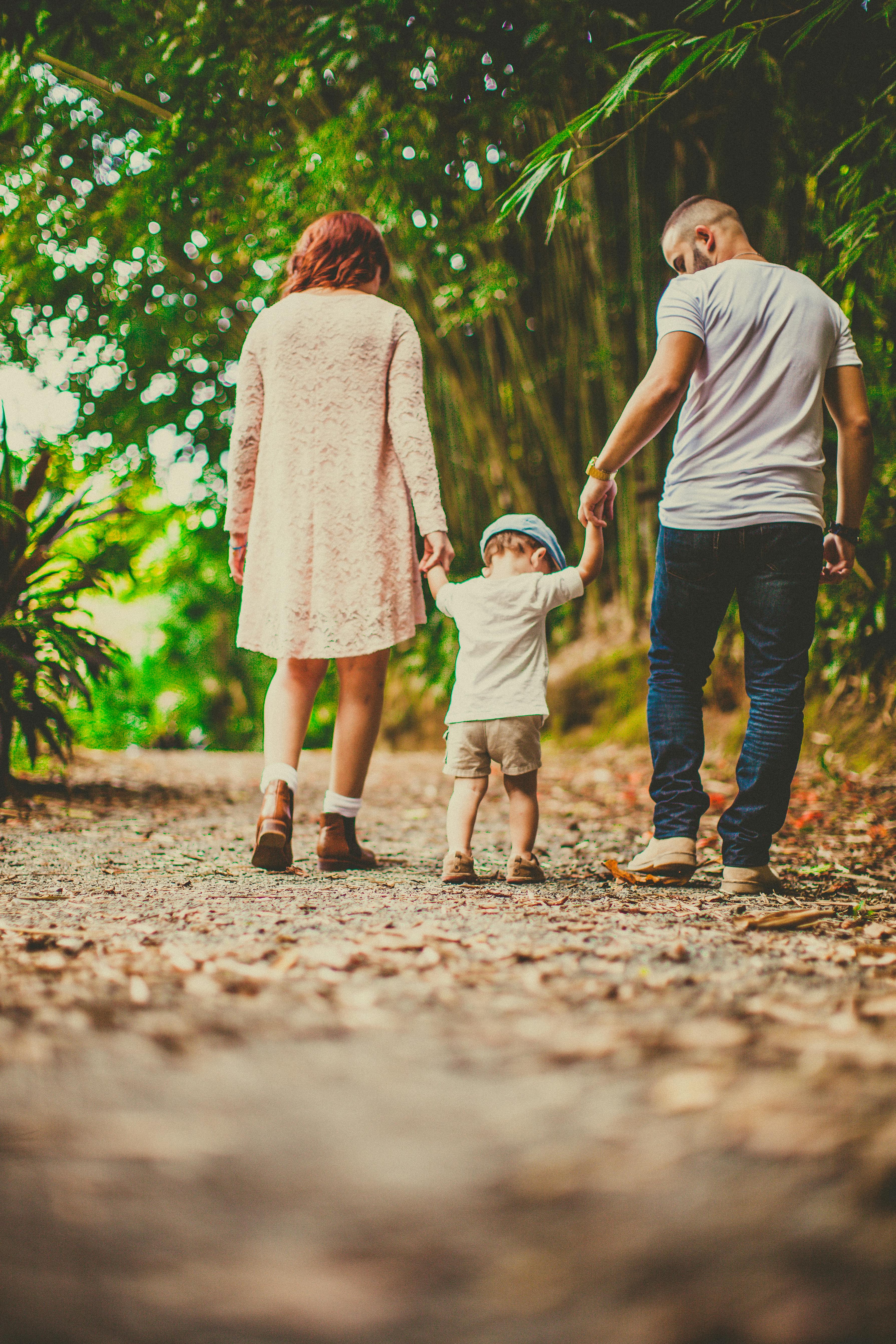 Una pareja con su hijo | Fuente: Pexels