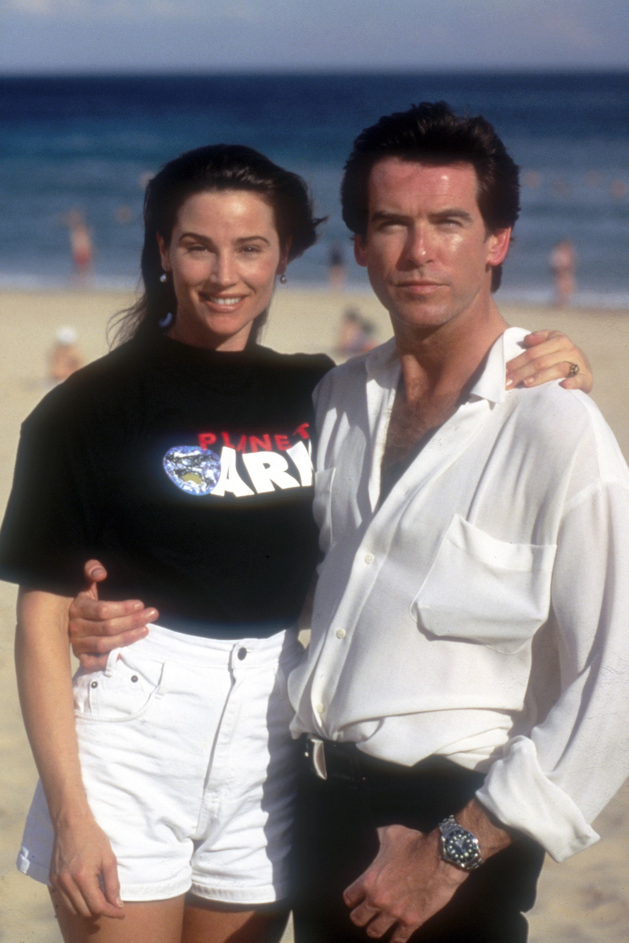 Keely llevaba una camiseta con el lema "Planet Earth" mientras posaba con Pierce en Sídney en 1995, años antes de dirigir el documental medioambiental "Poisoning Paradise". | Fuente: Getty Images.