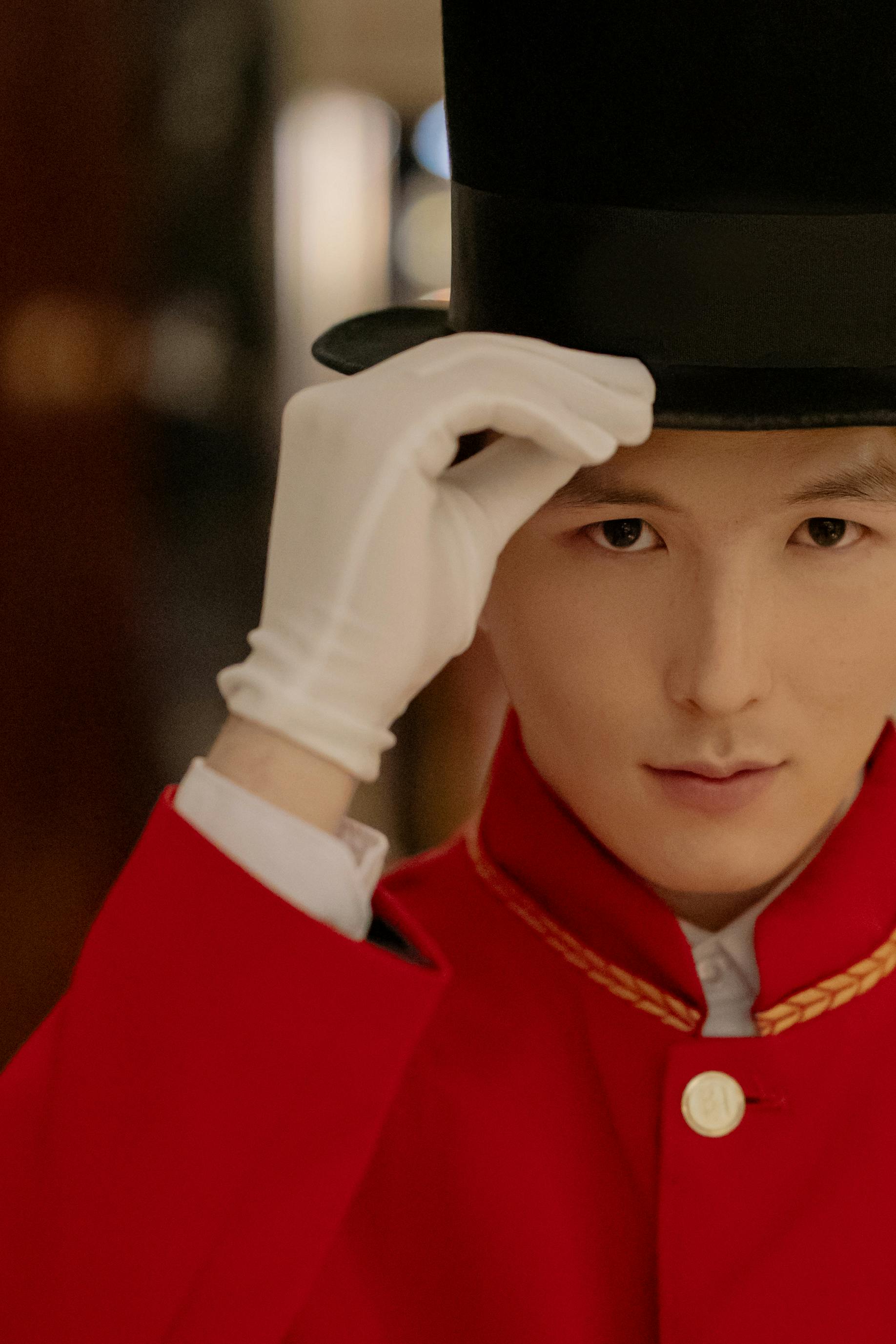 Un portero inclinando su sombrero en señal de respeto | Fuente: Pexels