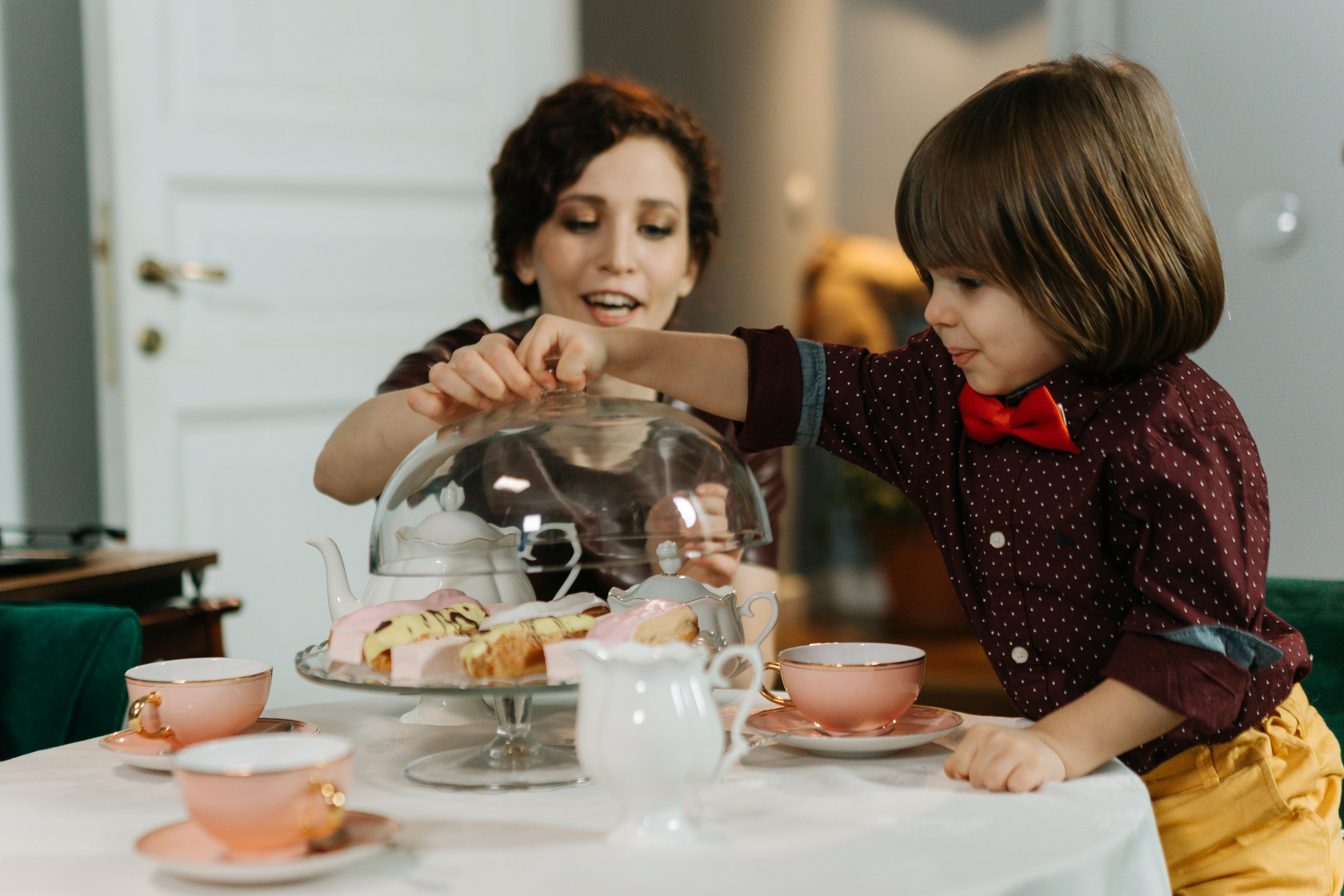 Niñera cuidando a un niño | Fuente: Pexels