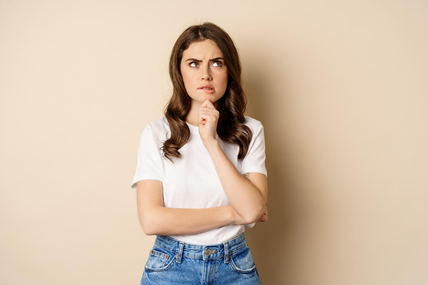Una mujer seria y ensimismada | Fuente: Freepik