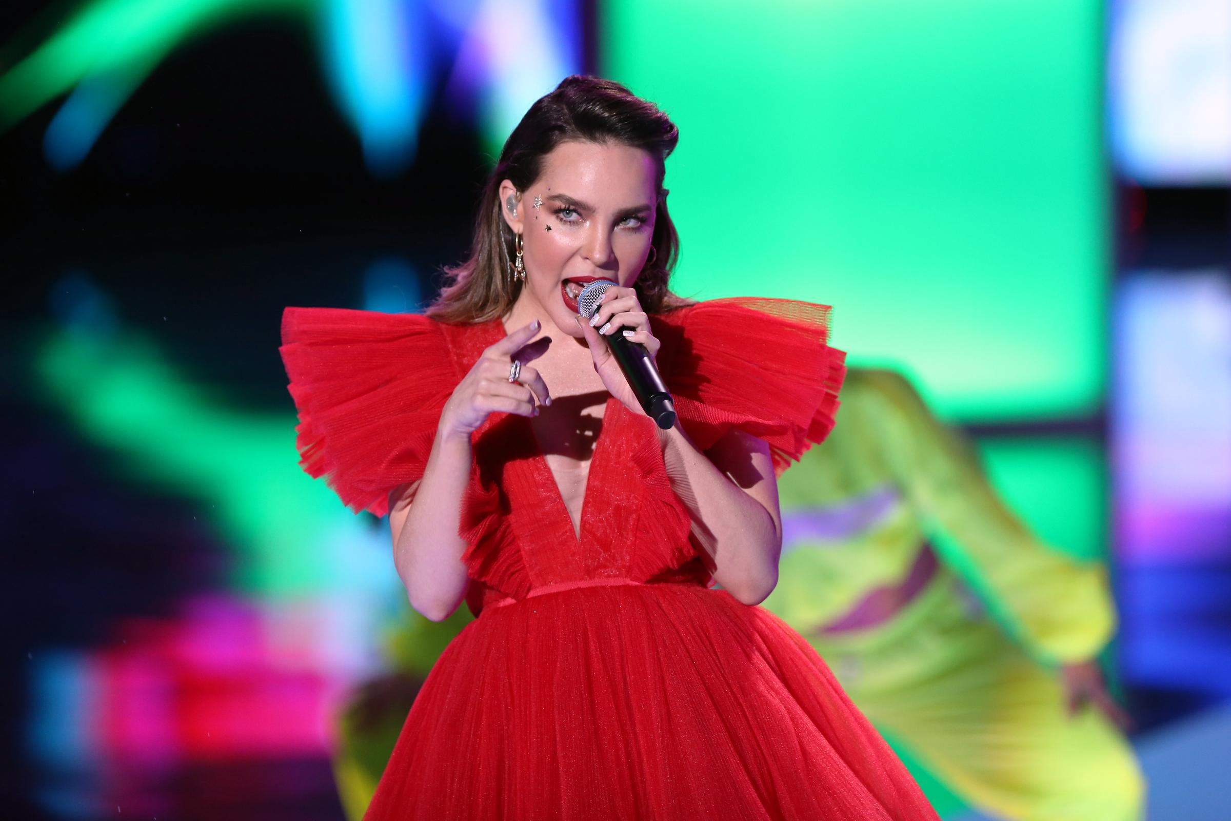 Belinda se presenta en el escenario durante Premios de la Radio 2019 en Verizon Theater el 7 de noviembre de 2019 en Grand Prairie, Texas. | Fuente: Getty Images