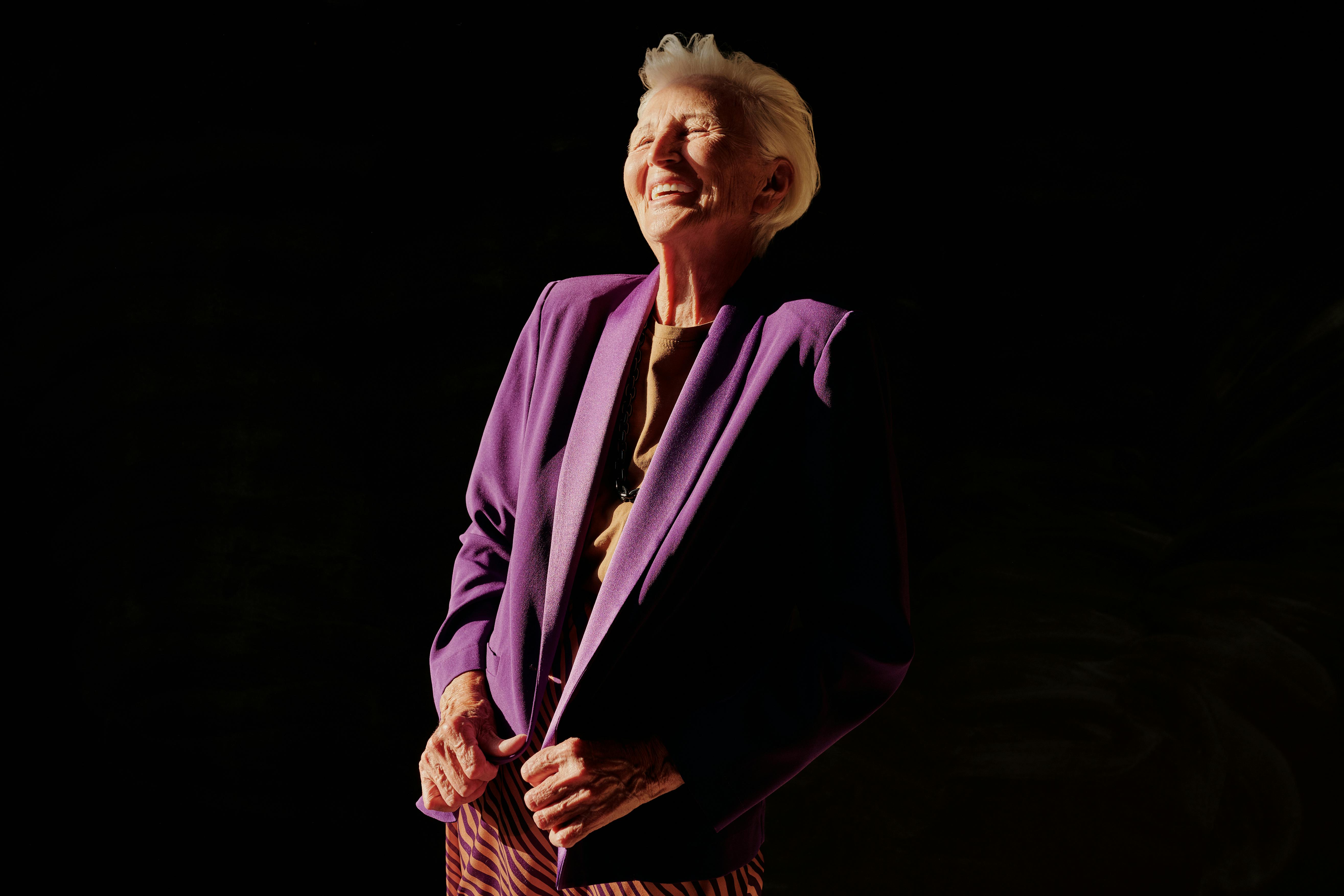 Una mujer feliz riendo | Fuente: Pexels