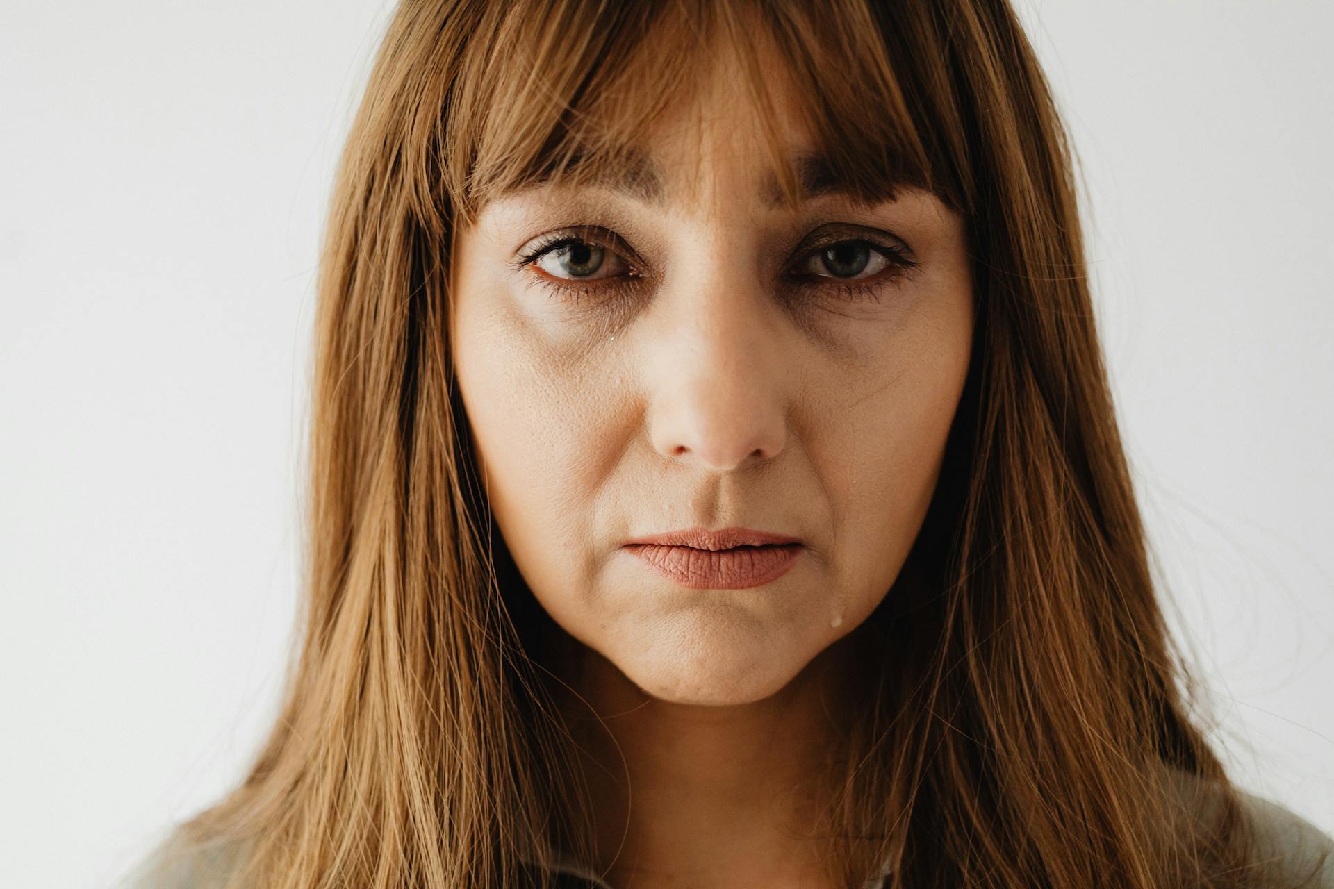 Una mujer con aspecto serio | Fuente: Pexels