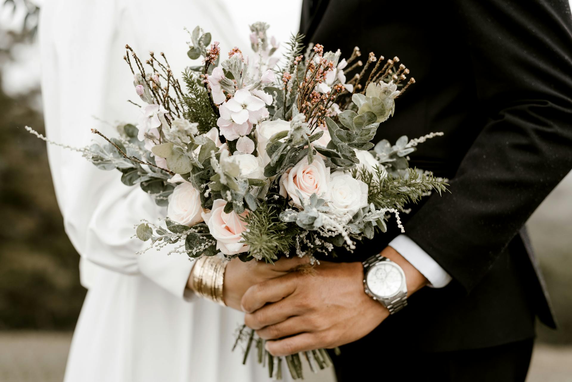 Una pareja sosteniendo un ramo | Fuente: Pexels