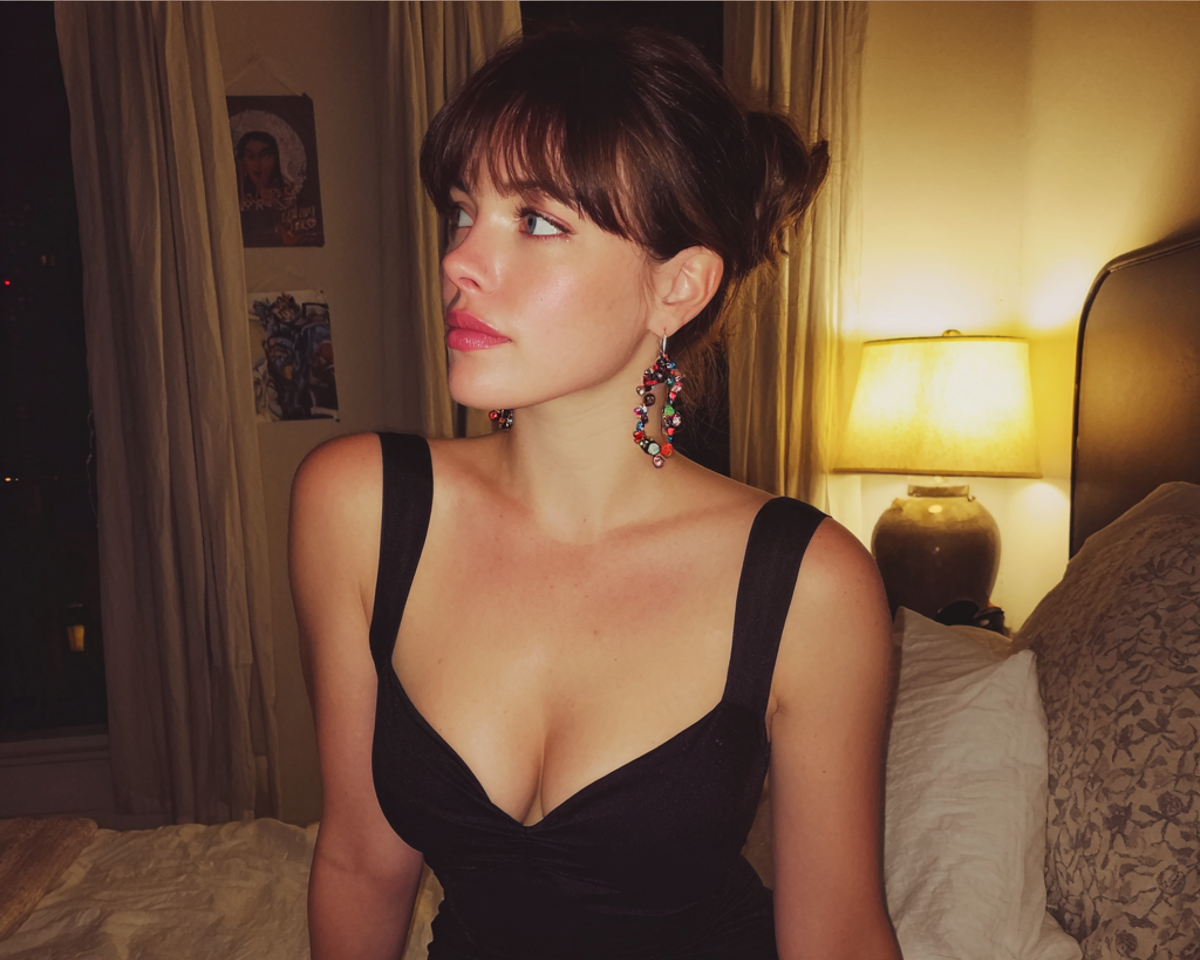 Una mujer preocupada sentada en una cama | Fuente: Midjourney