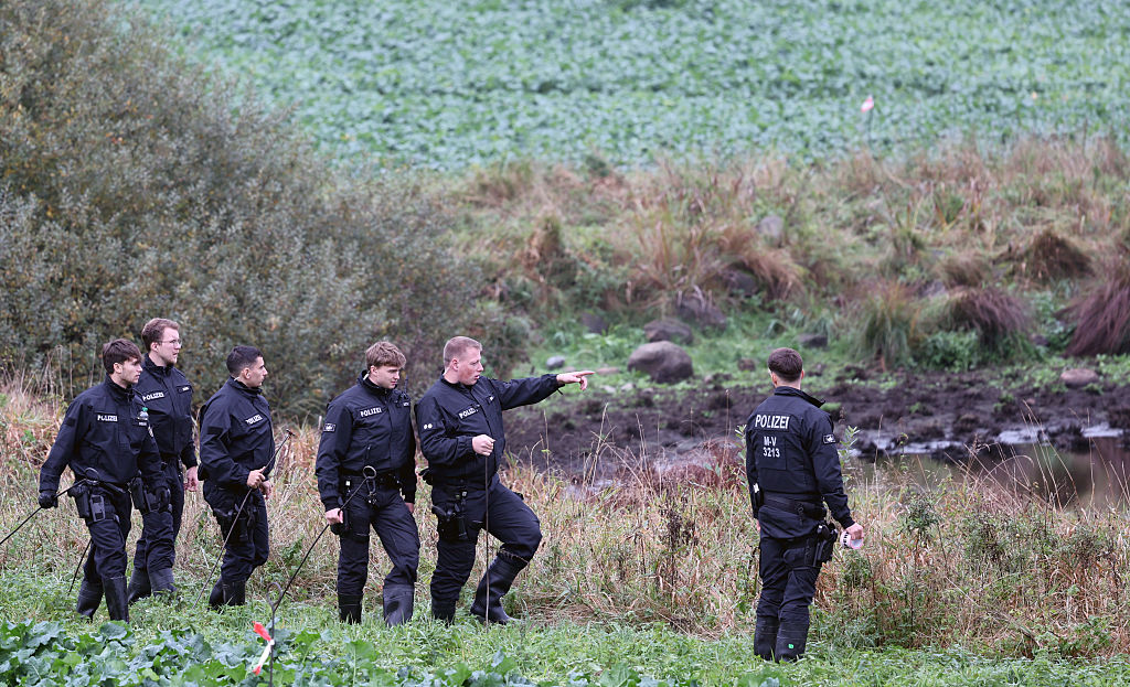 15 de octubre de 2025, Mecklemburgo-Pomerania Occidental, Klein Upahl: Agentes de policía peinan una amplia zona alrededor del lugar donde se encontró el cadáver de un niño el día anterior. Un examen médico forense debe aclarar si se trata de Fabian, desaparecido desde el viernes. | Fuente: Getty Images