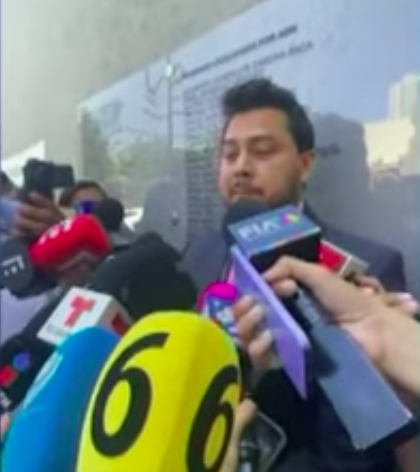 El fiscal brinda información oficial a la prensa. | Foto: YouTube/Grupo Fórmula
