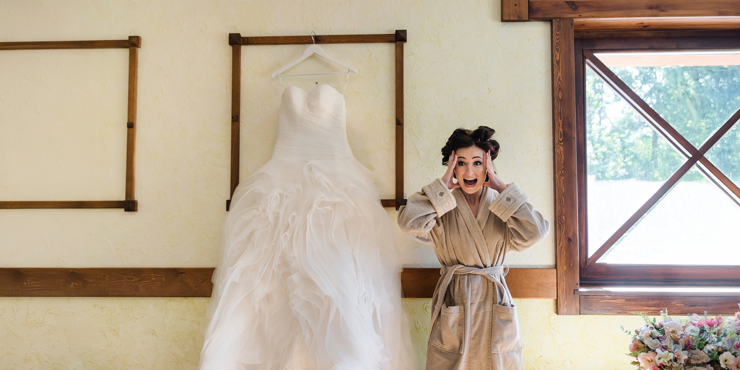 Una novia sorprendida en un camerino | Fuente: Shutterstock