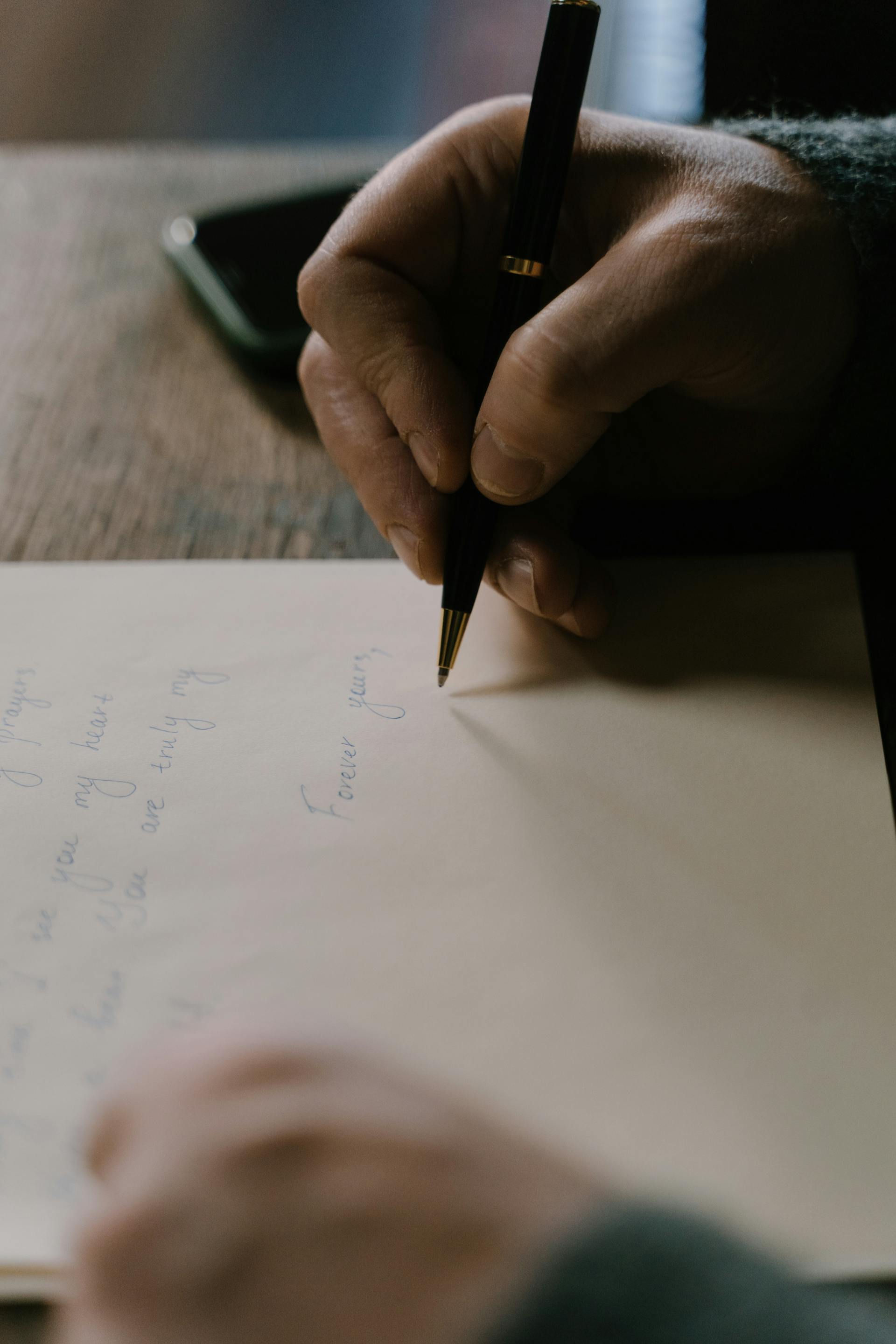 Primer plano de una persona escribiendo una carta | Fuente: Pexels