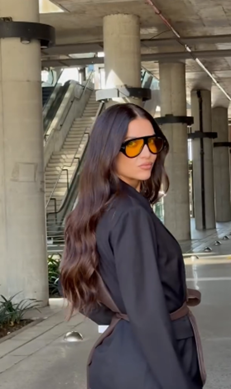 Zaira Nara luciendo un conjunto de skinny jean con un saco sastrero clásico, y chaleco de textura similar al cuero | Fuente: Instagram/zaira.nara