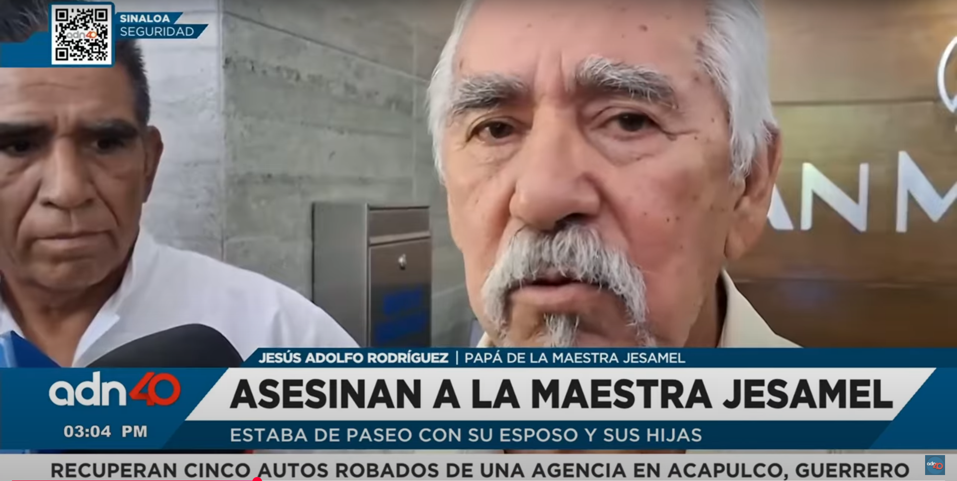 El padre de la maestra Jesamel Rodríguez otorgando una entrevista durante su funeral | Fuente: YouTube/adn40Mx