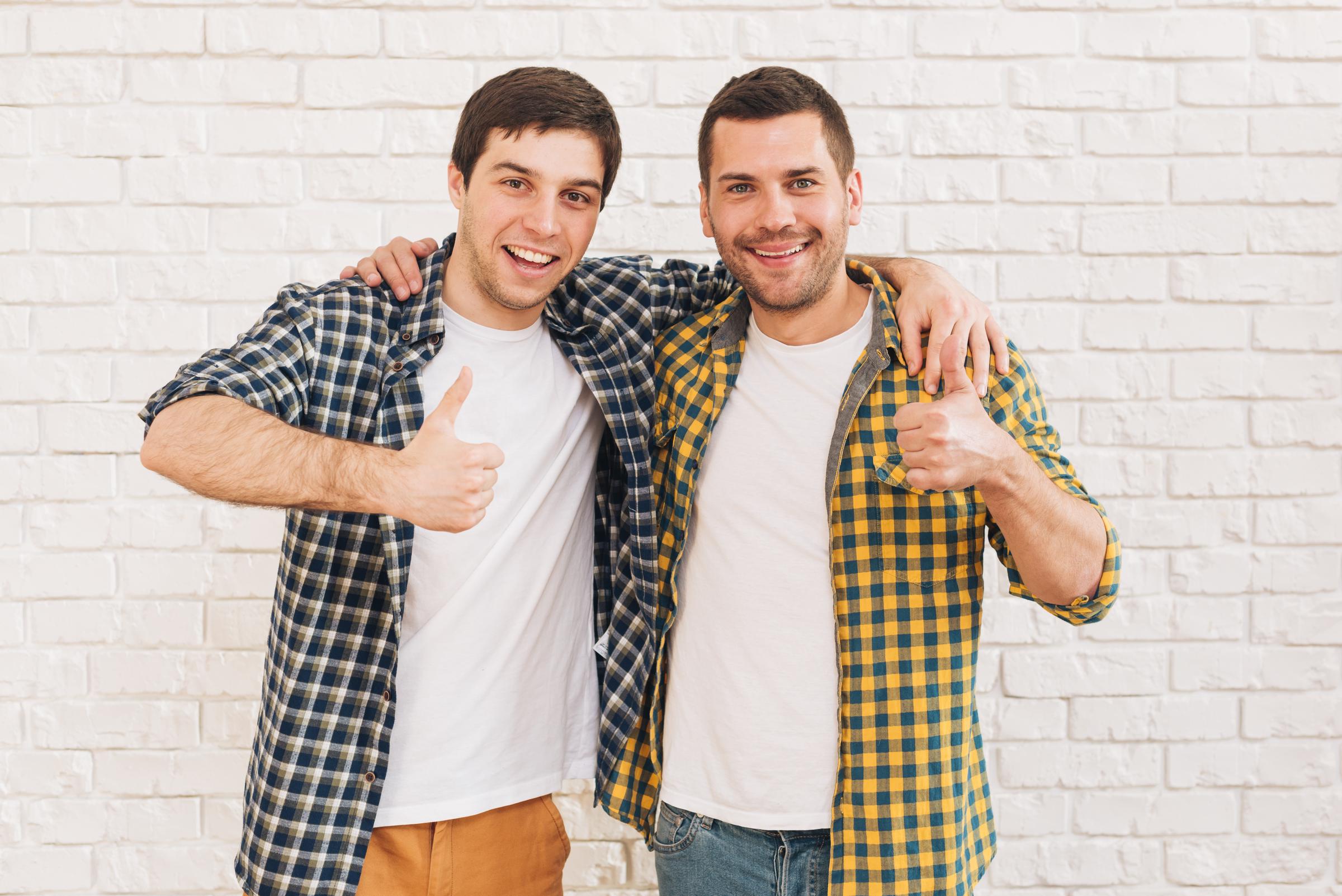 Dos hombres felices | Fuente: Pexels