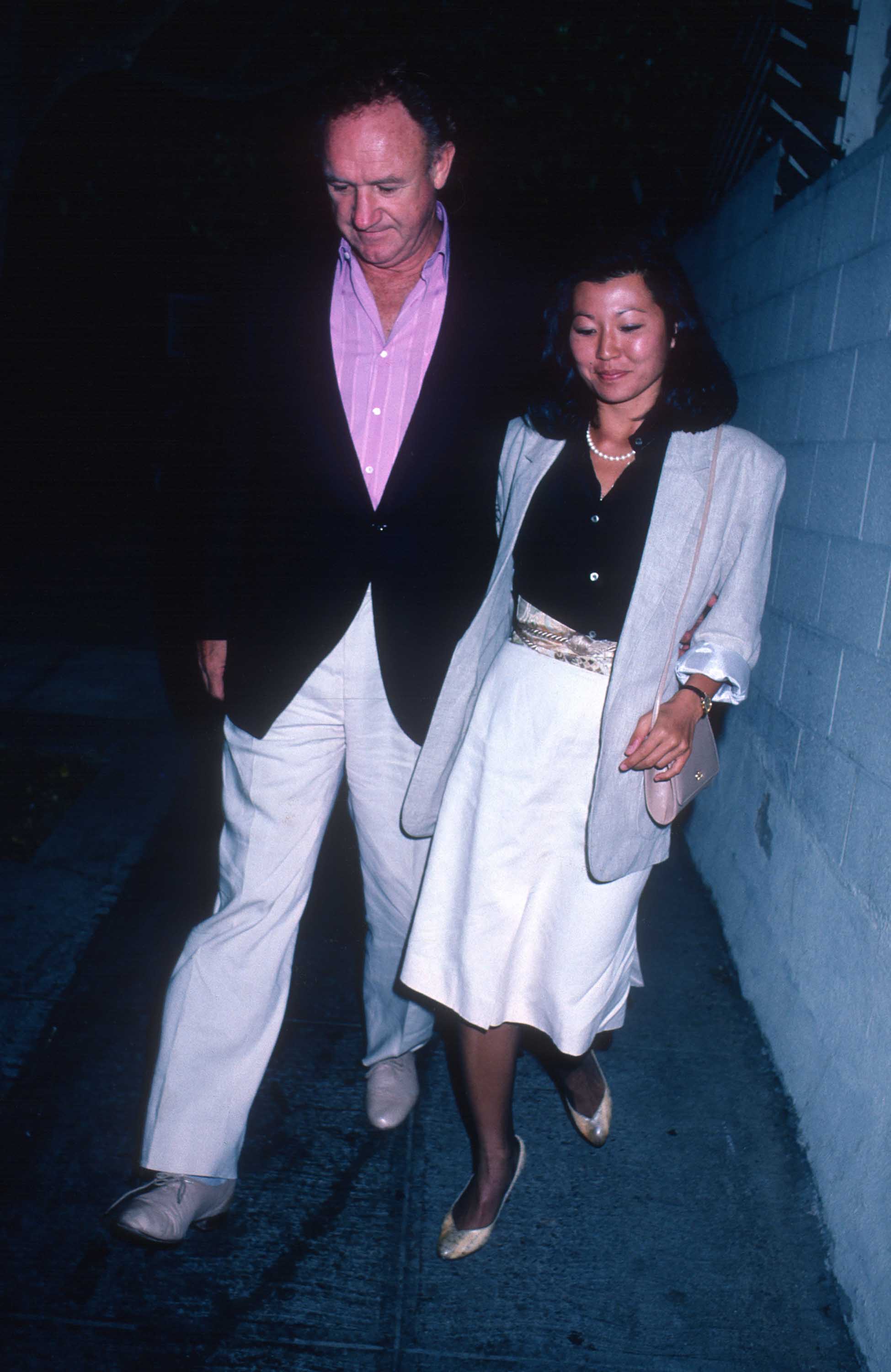 Gene Hackman y Betsy Arakawa en Spago el 5 de septiembre de 1988, en West Hollywood, California | Fuente: Getty Images