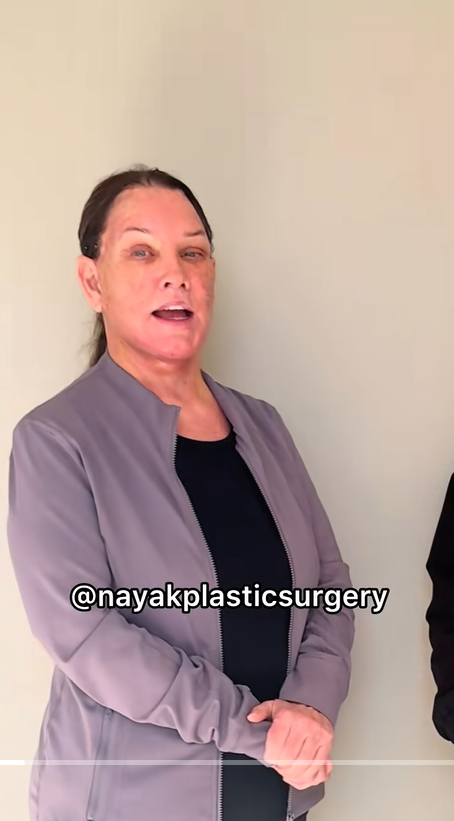Tina Heaton parece de buen humor mientras habla de su recuperación poco después de la operación. | Fuente: TikTok/nayakplasticsurgery