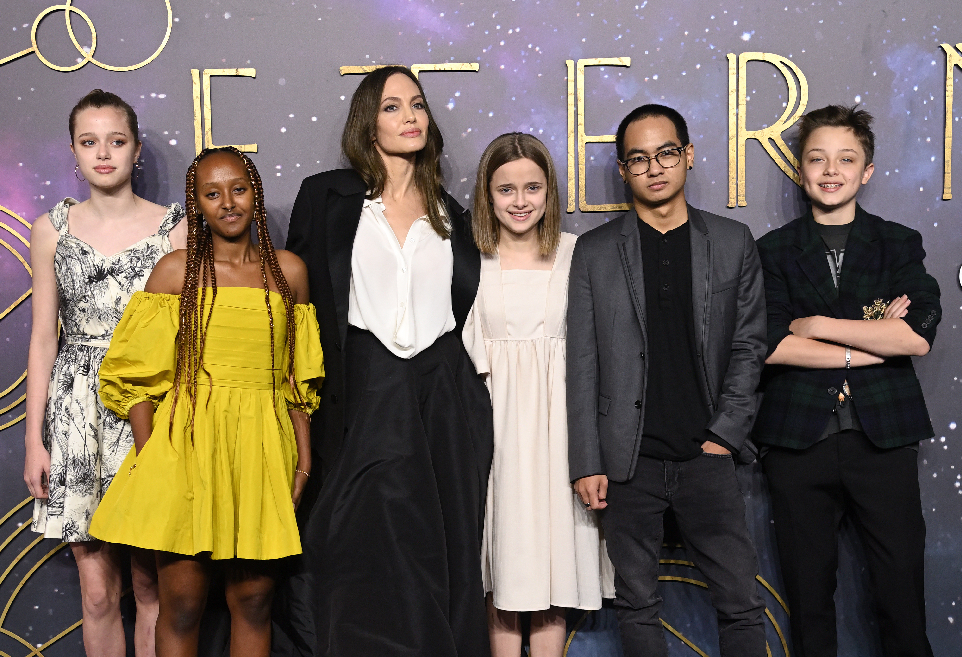 Angelina Jolie con sus hijos Shiloh Jolie-Pitt, Zahara Jolie-Pitt, Vivienne Jolie-Pitt, Maddox Jolie-Pitt y Knox Jolie-Pitt en el