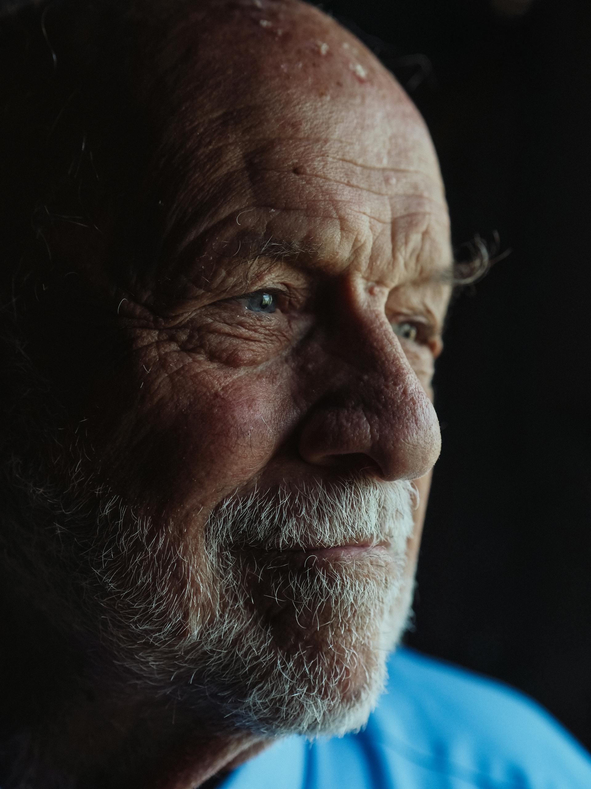 Un hombre mayor reflexivo | Fuente: Pexels