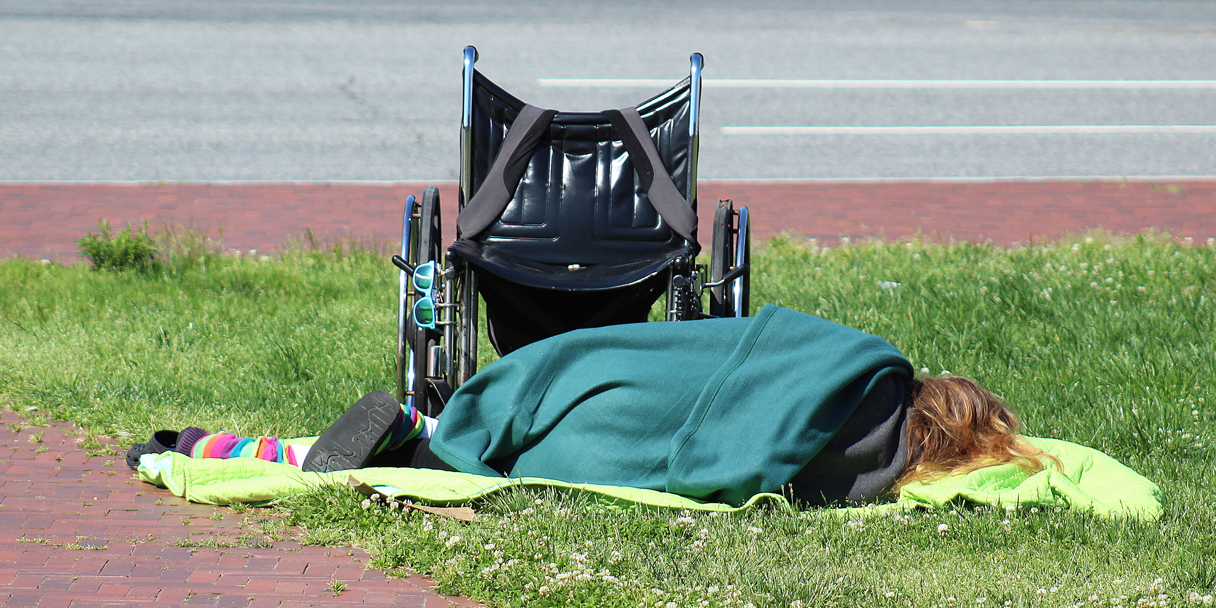 Una persona sin hogar durmiendo en el suelo | Fuente: Flickr