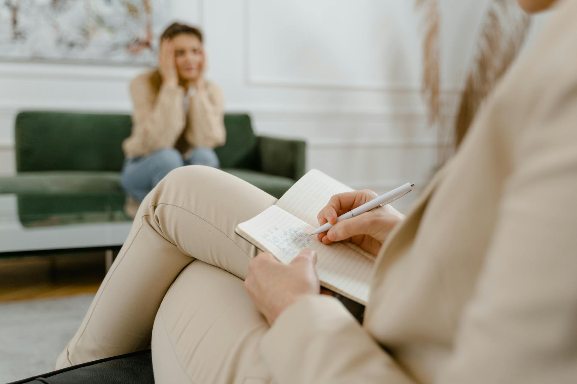 Un terapeuta tomando notas | Fuente: Pexels