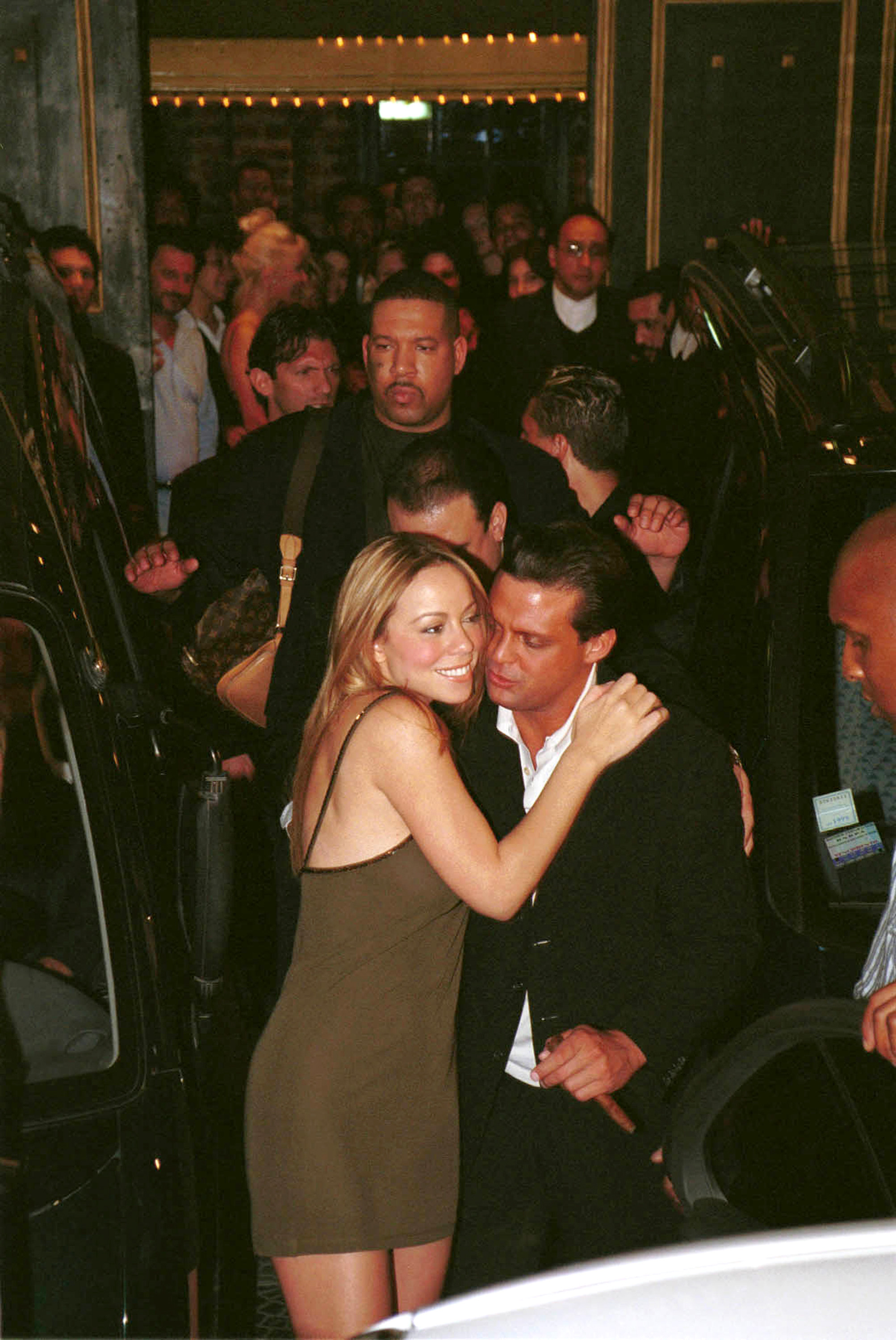 Mariah Carey y Luis Miguel hacen su primera aparición pública en Mr.Tango Club, Buenos Aires. | Fuente: Getty Images