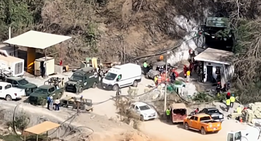 Exterior de la mina de oro Santa Fe en Sinaloa, durante labores de rescate. | Fuente: Youtube/NMás