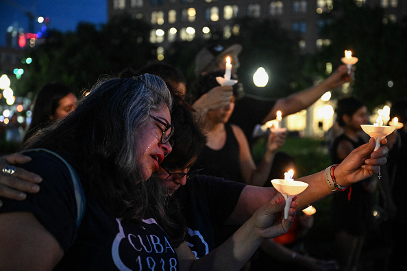 Una mujer llora mientras es abrazada por otra persona durante una vigilia por las víctimas de las inundaciones ocurridas el fin de semana del 4 de julio, en Travis Park, en San Antonio, Texas, el 7 de julio de 2025 | Fuente: Getty Images
