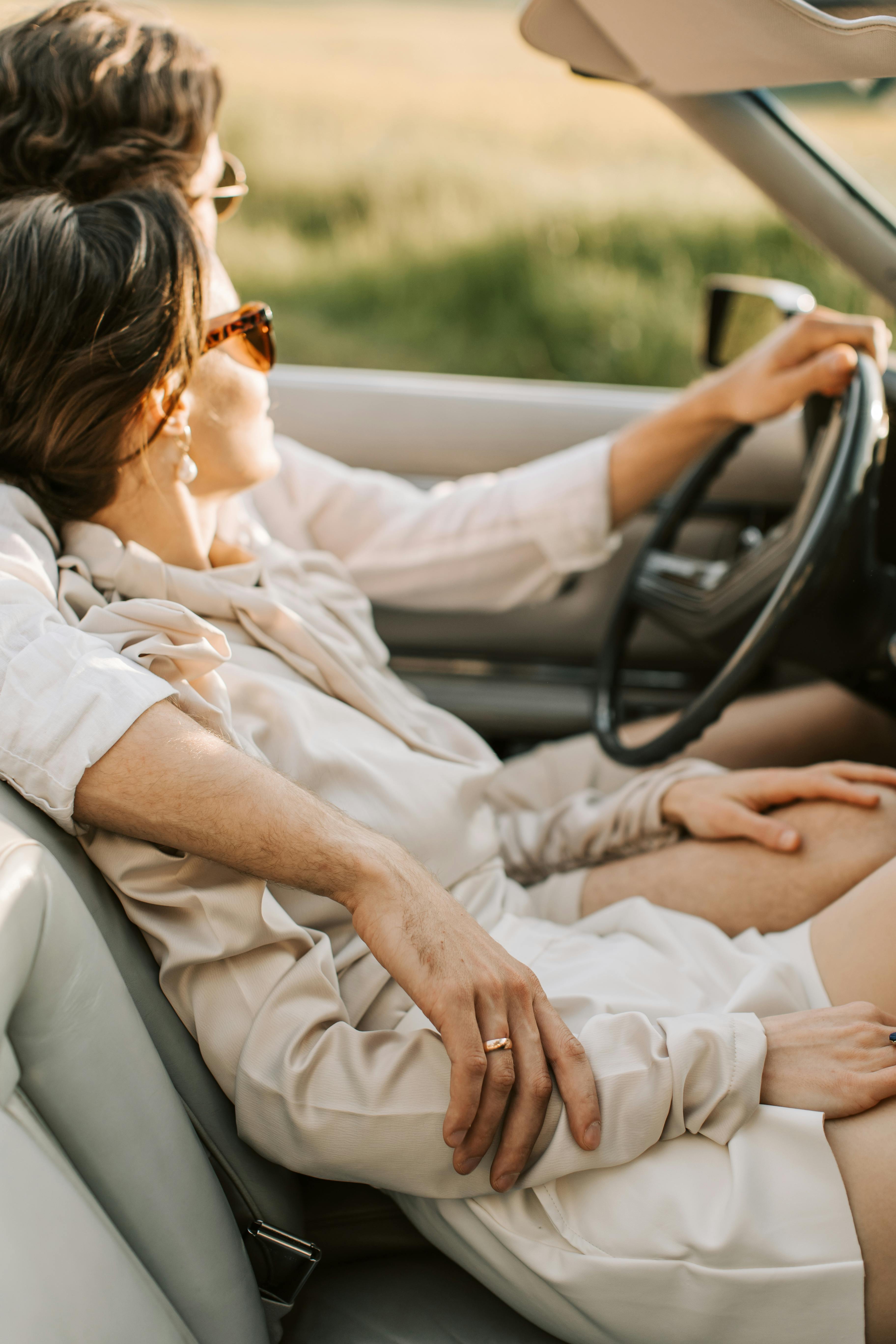 Una pareja conduciendo un Automóvil de lujo | Fuente: Pexels