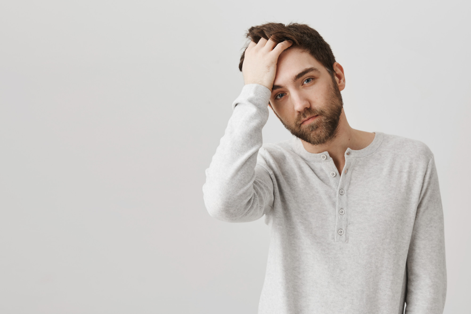 Un hombre angustiado pasándose una mano por el pelo | Fuente: Freepik
