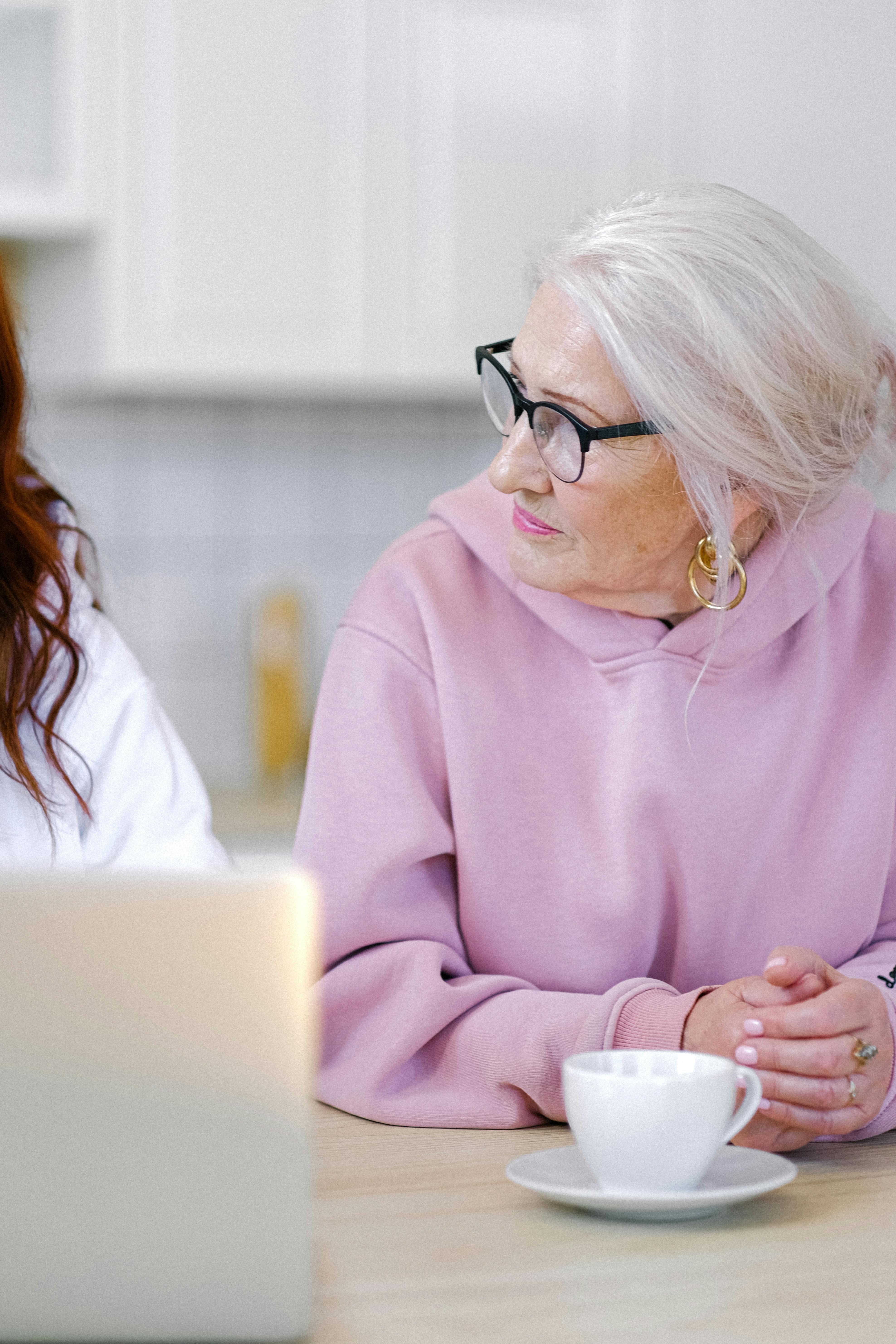 Mujer mayor escuchando atentamente | Fuente: Pexels