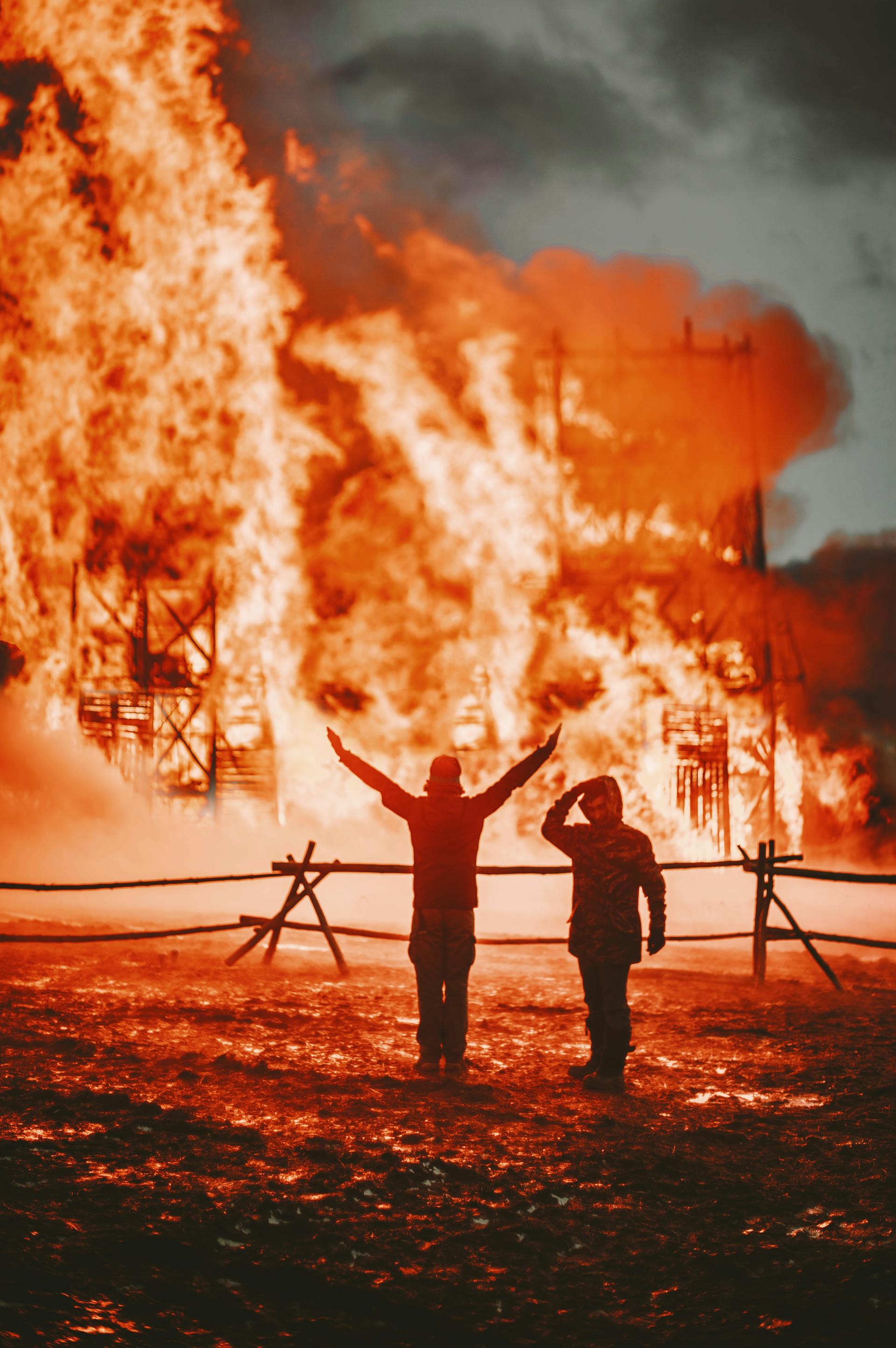Dos bomberos ante un edificio en llamas | Fuente: Pexels