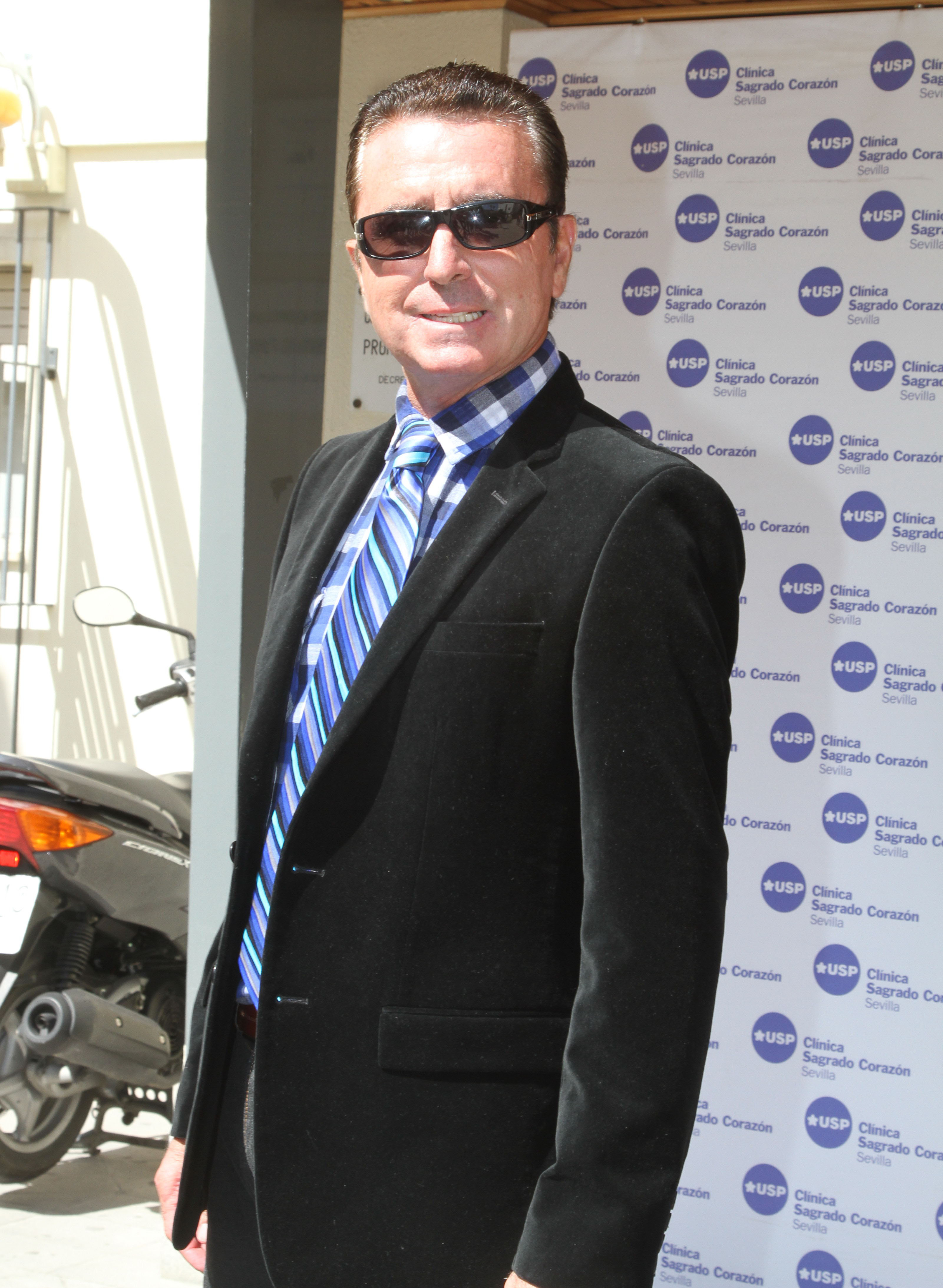 El torero español José Ortega Cano sale del hospital 'Sagrado Corazón' el 1 de octubre de 2010 en Sevilla, España. | Fuente: Getty Images.