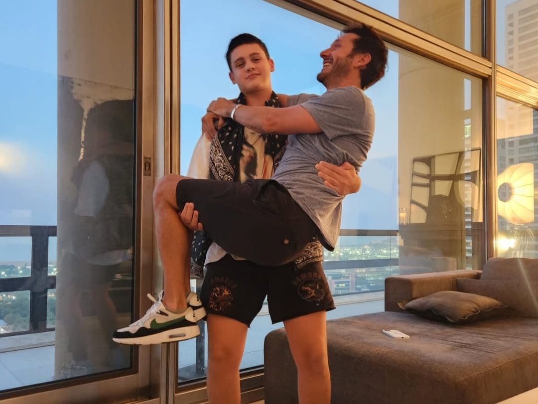 Bautista Vicuña, hijo de Pampita Ardohain y Benjamín Vicuña, durante su adolescencia, cargando a su padre en brazos | Fuente: Instagram/benjaminvicuna.ok