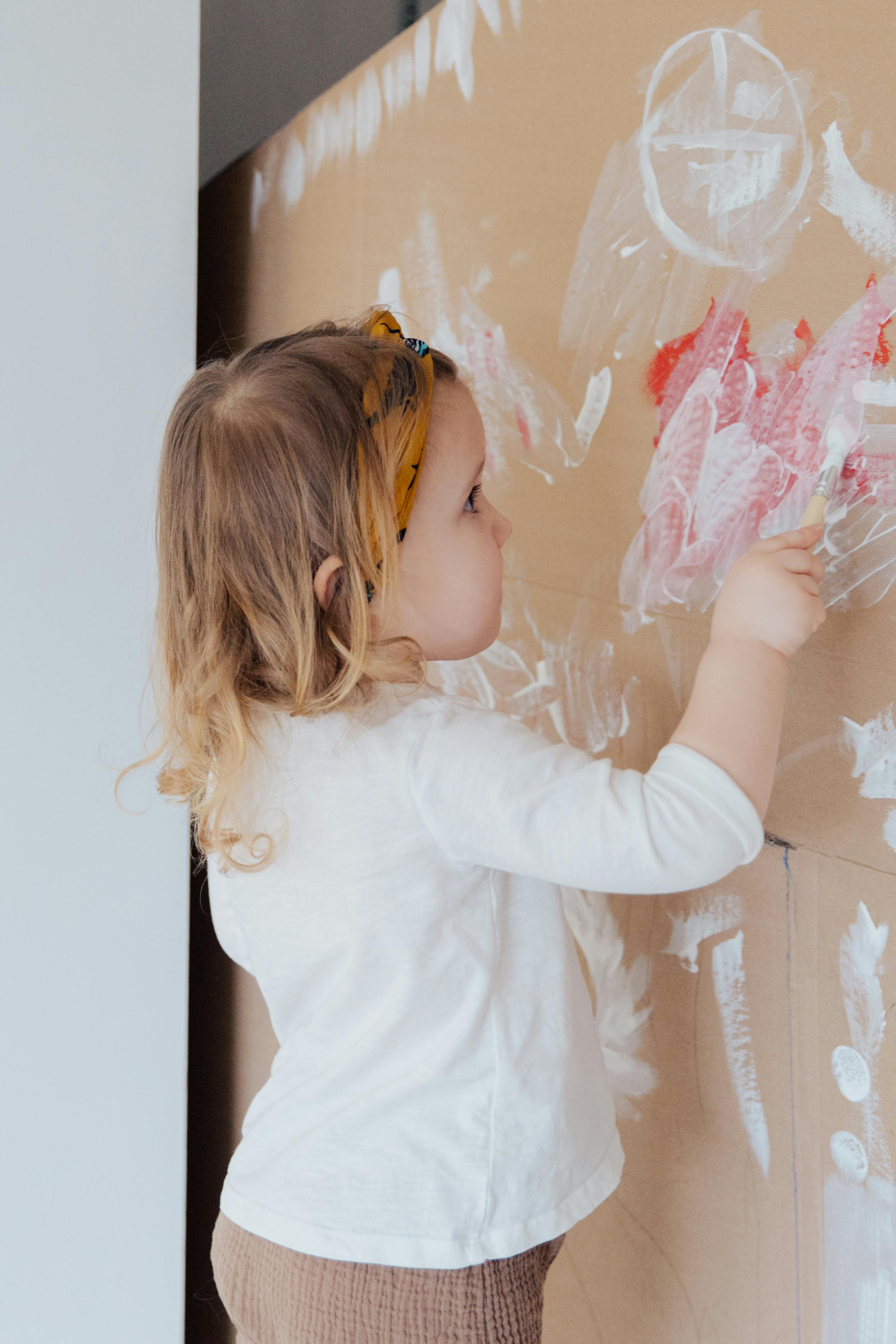 Una niña pintando | Fuente: Pexels