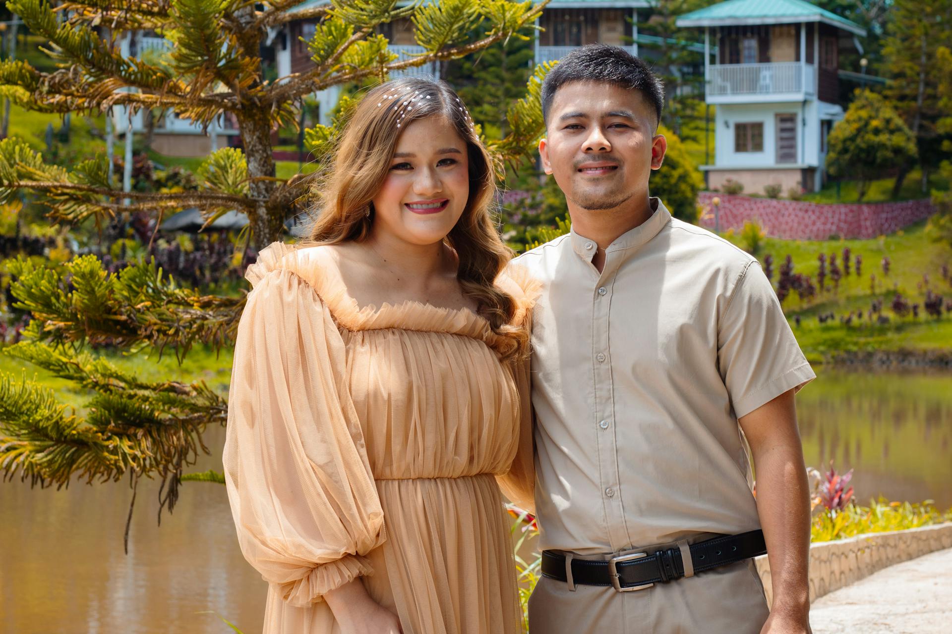 Una pareja haciéndose una sesión de fotos junto a un lago | Fuente: Pexels