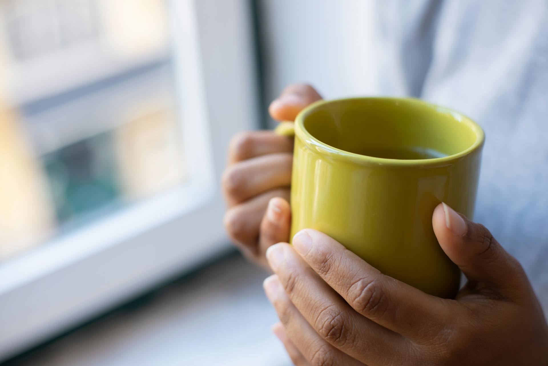 Una persona con una taza en la mano | Fuente: Pexels