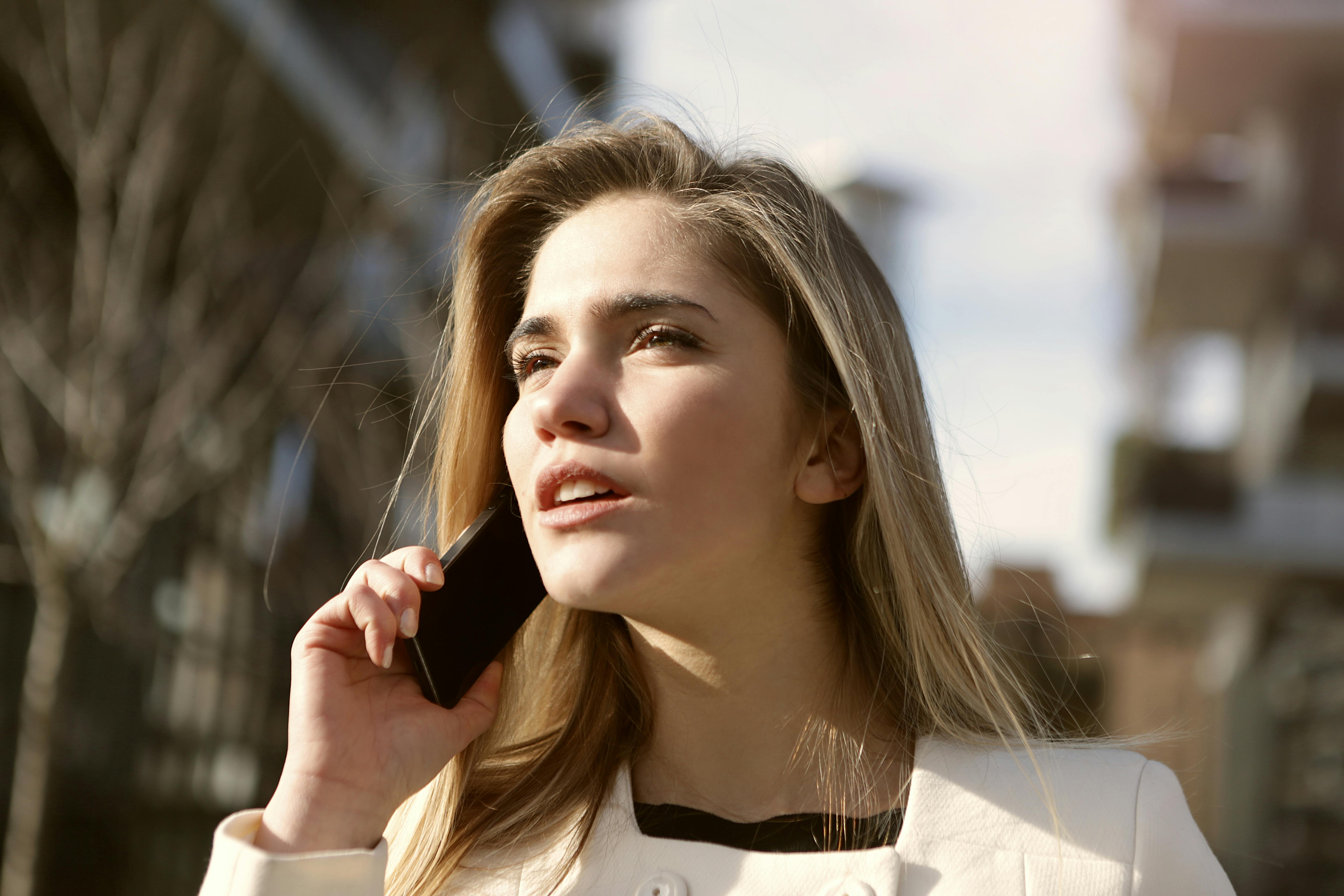 Mujer rubia habla por teléfono | Fuente: Pexels