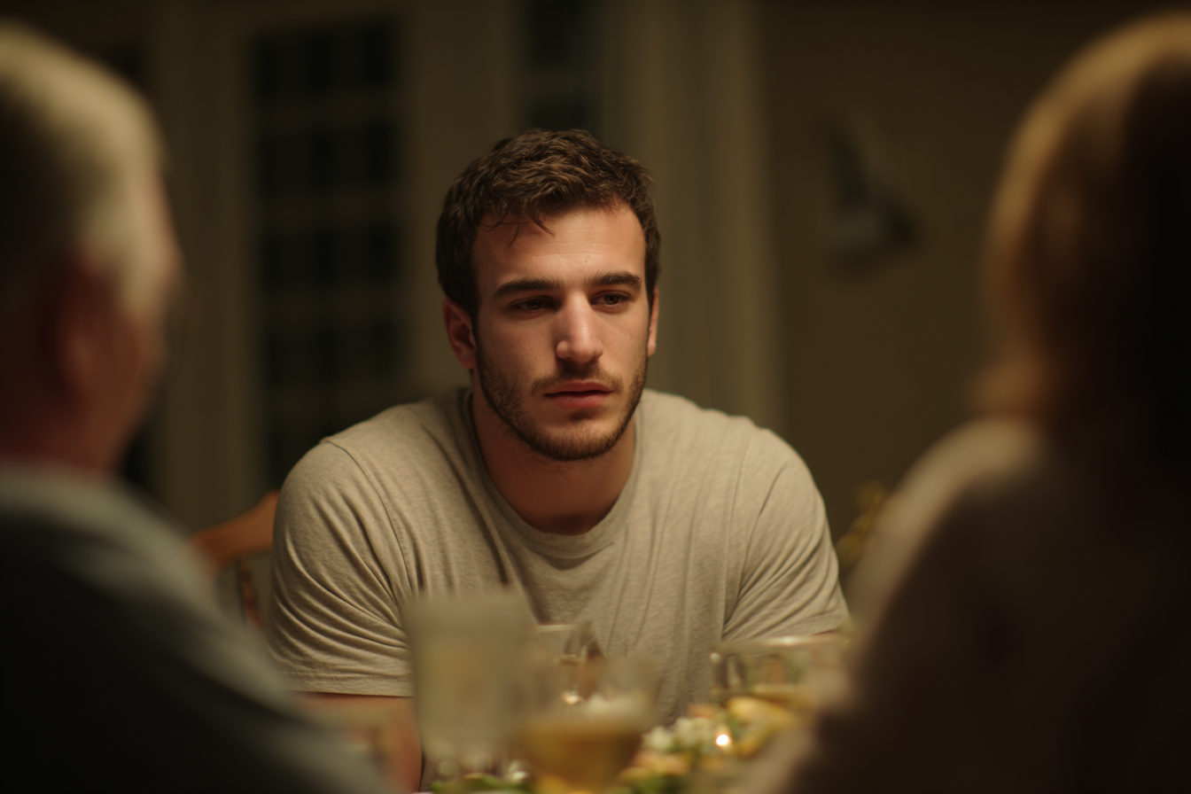 Un hombre hablando en una cena familiar | Fuente: Midjourney