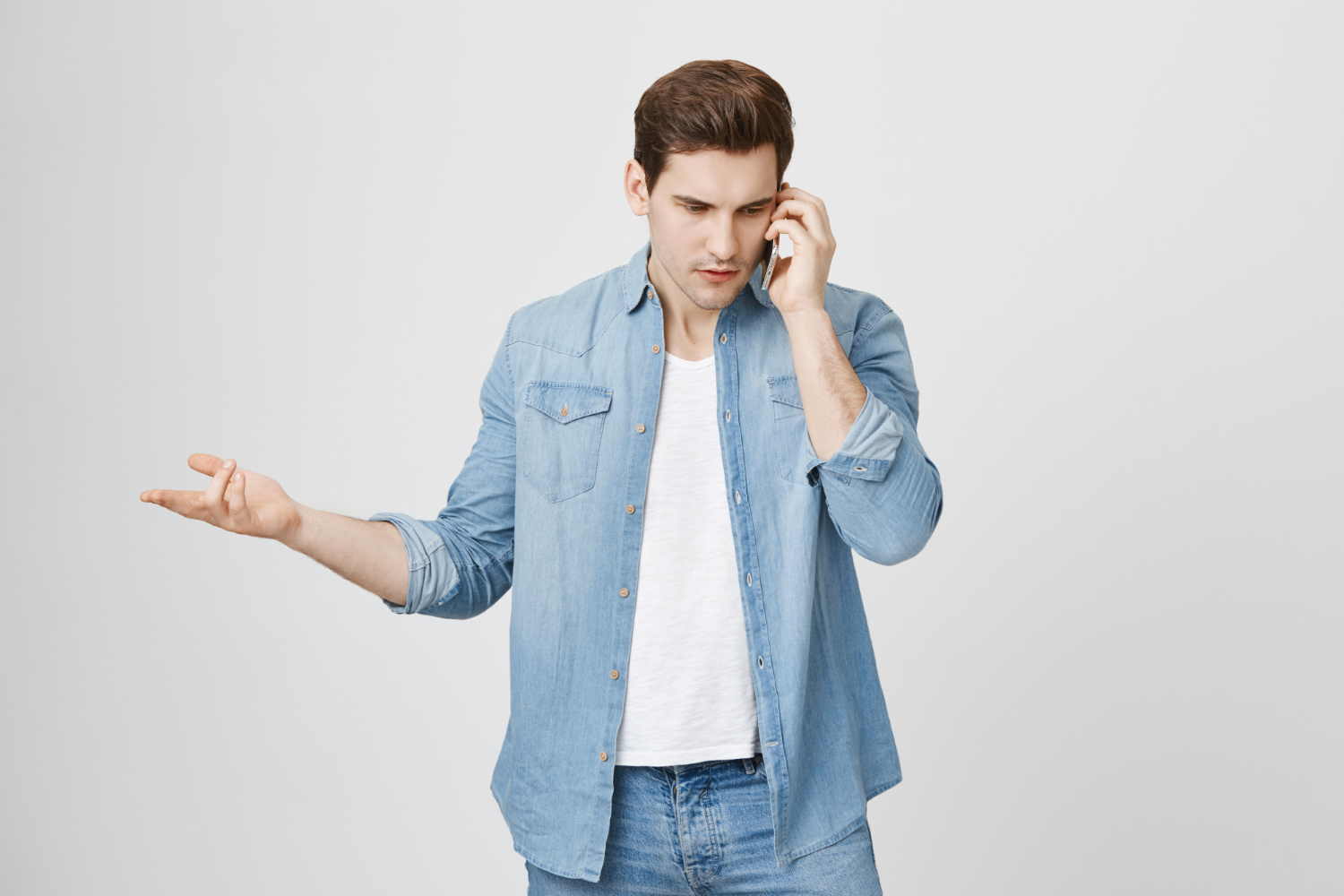 Un hombre frustrado hablando por teléfono | Fuente: Freepik